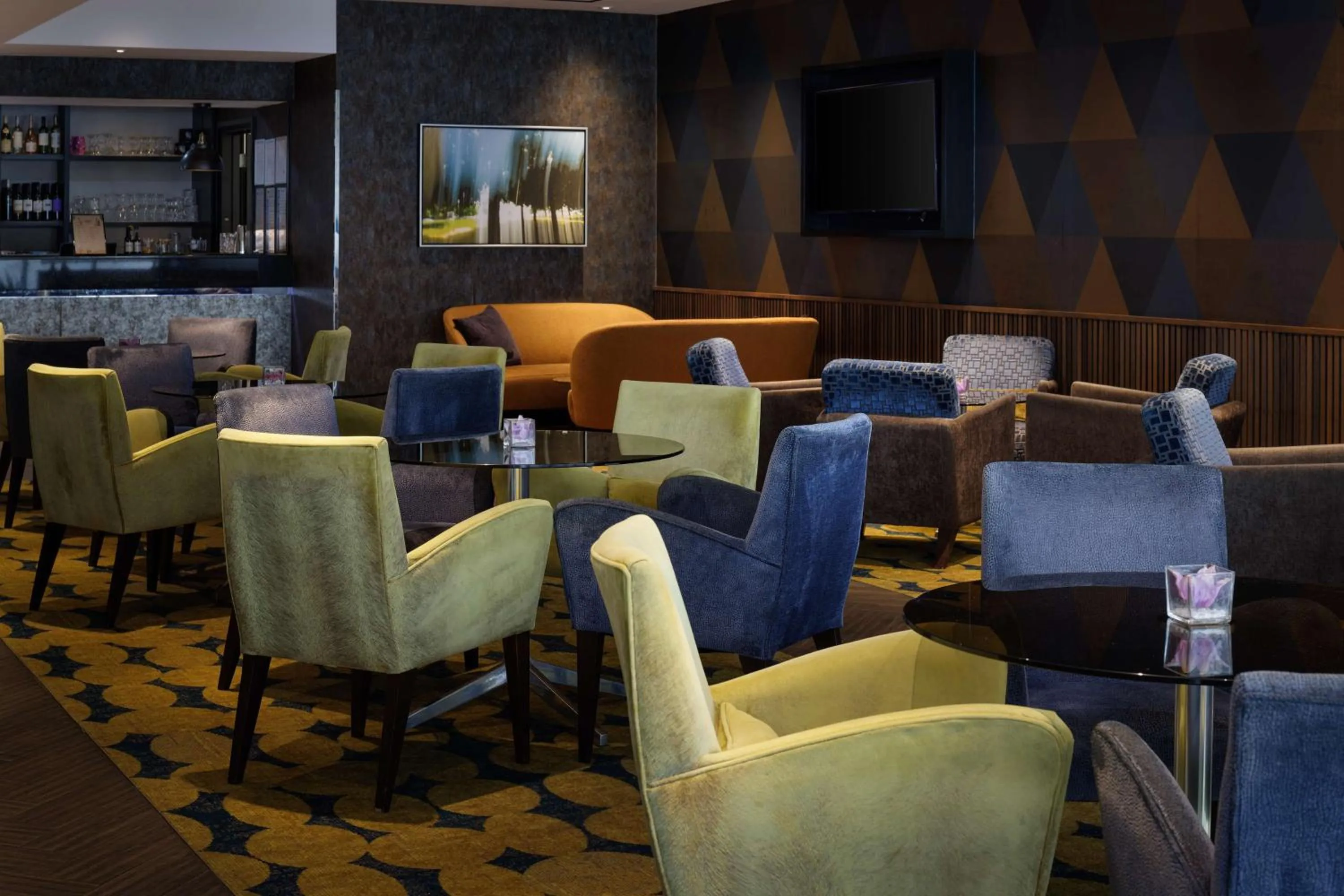 Lounge or bar in DoubleTree by Hilton Woking
