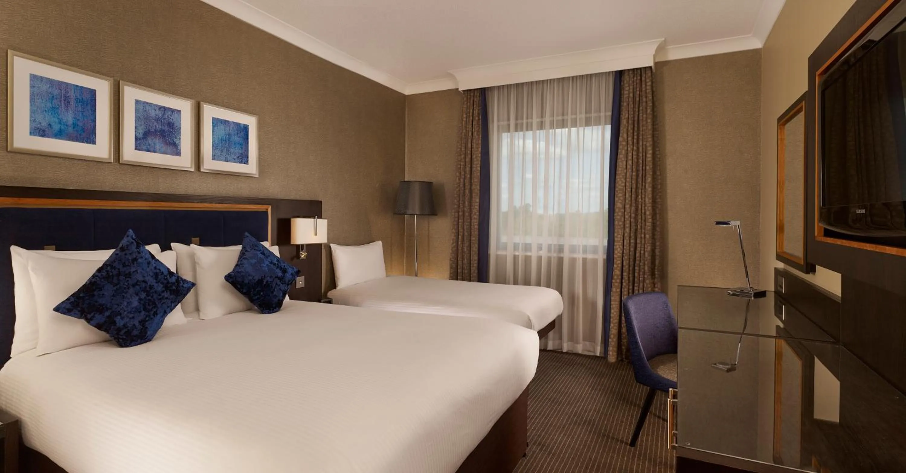 Bed in DoubleTree by Hilton Woking