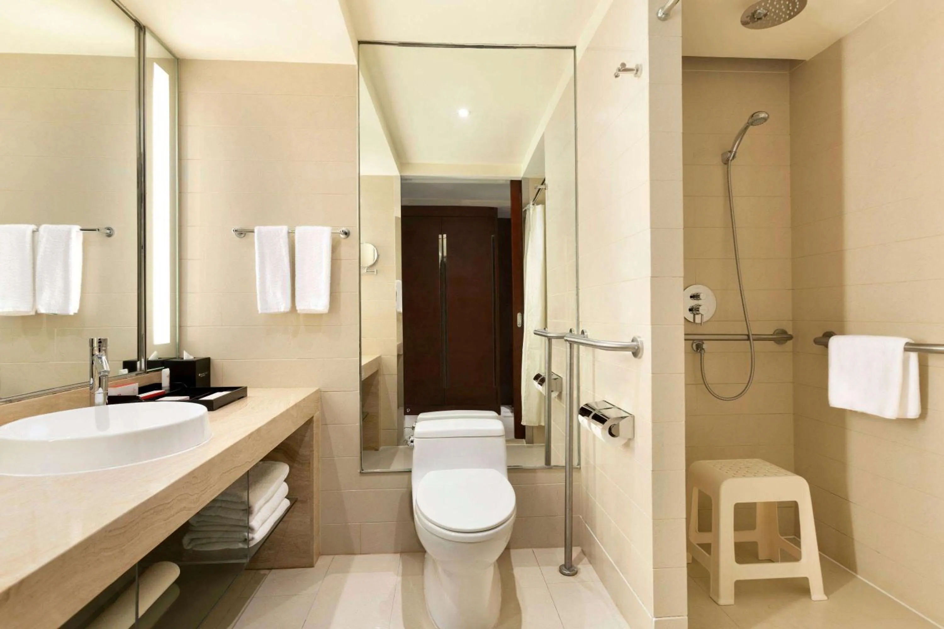Bathroom in Ramada Plaza Lianyungang