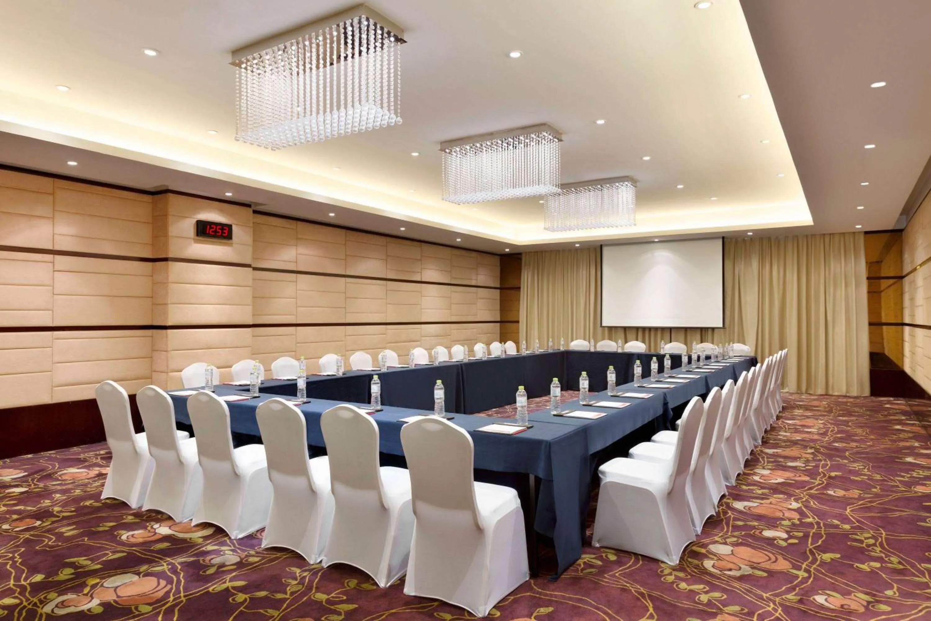 Meeting/conference room in Ramada Plaza Lianyungang