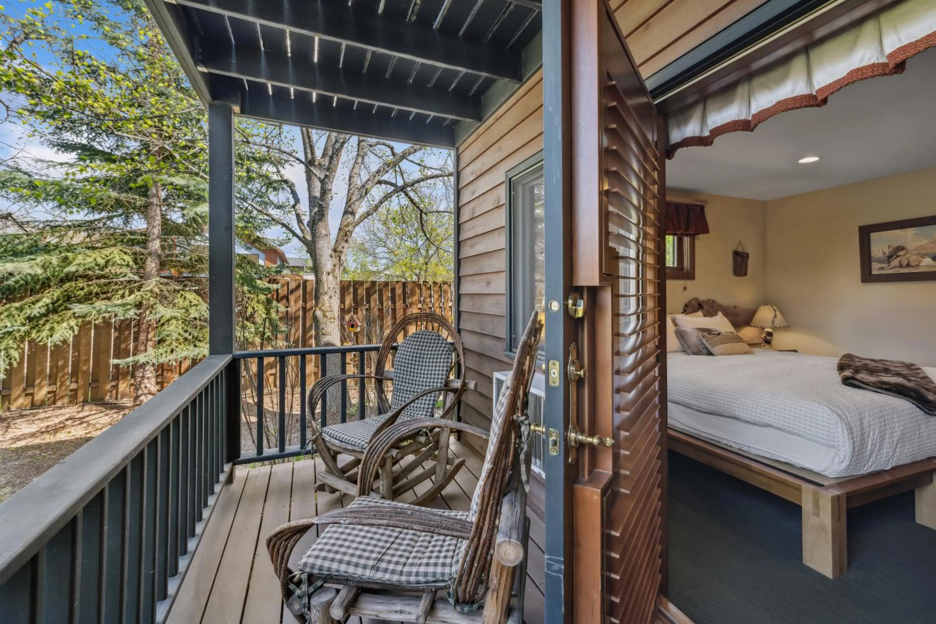 Balcony/Terrace, Bed in Good Medicine Lodge
