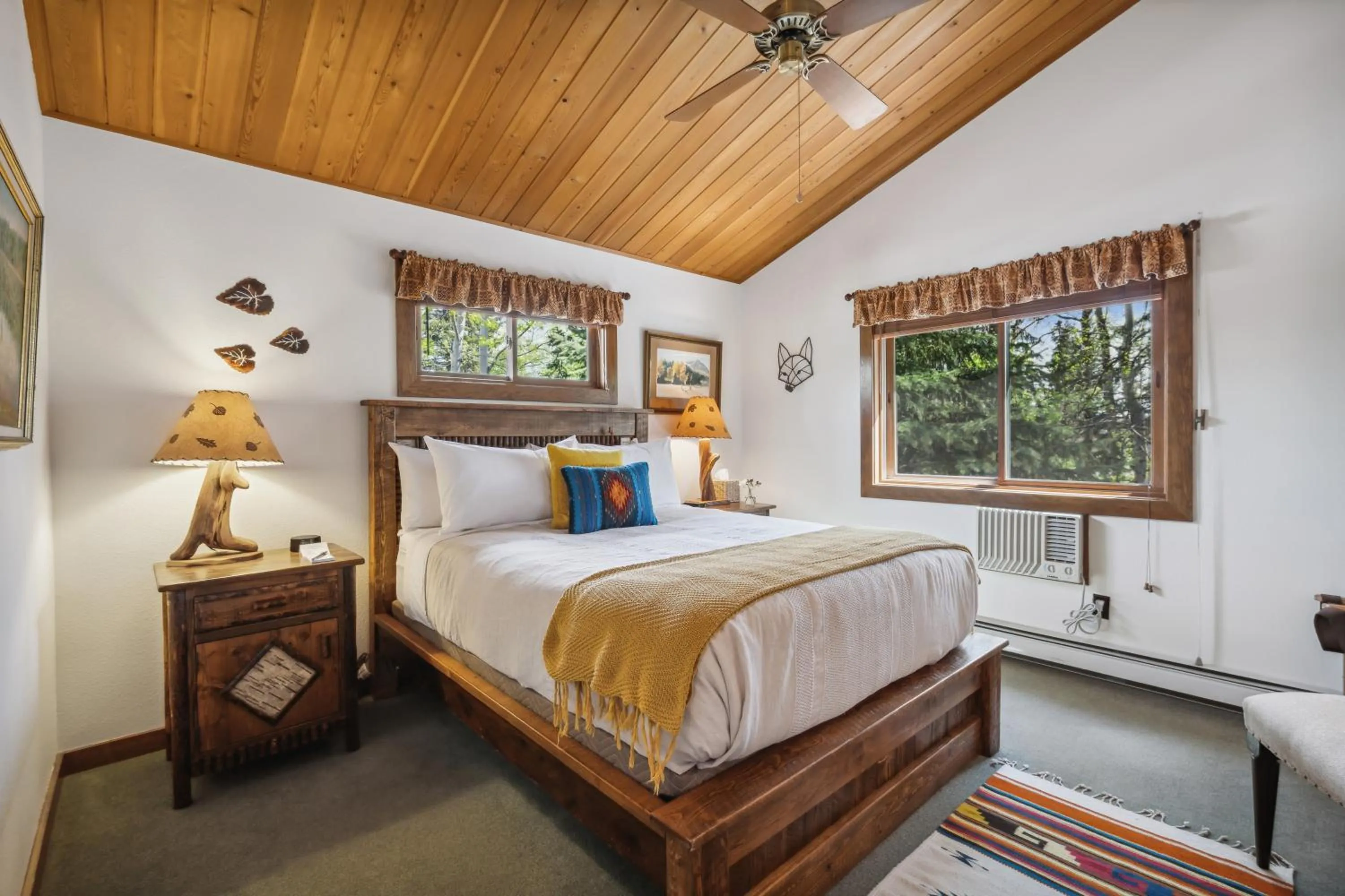 Bedroom, Bed in Good Medicine Lodge