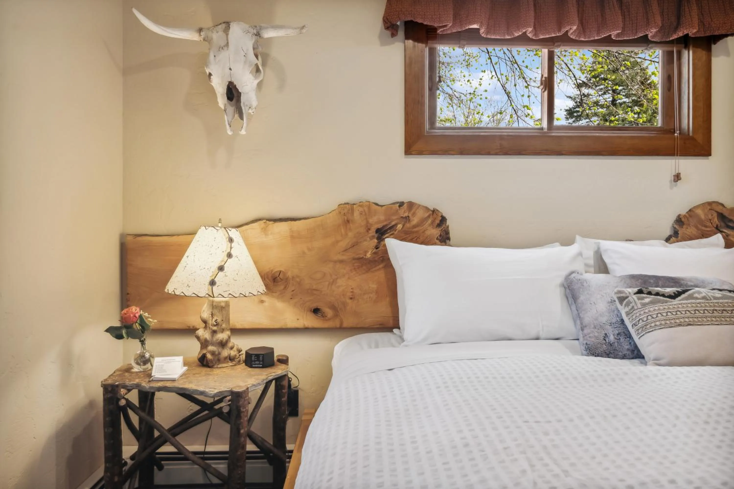 Bedroom, Bed in Good Medicine Lodge