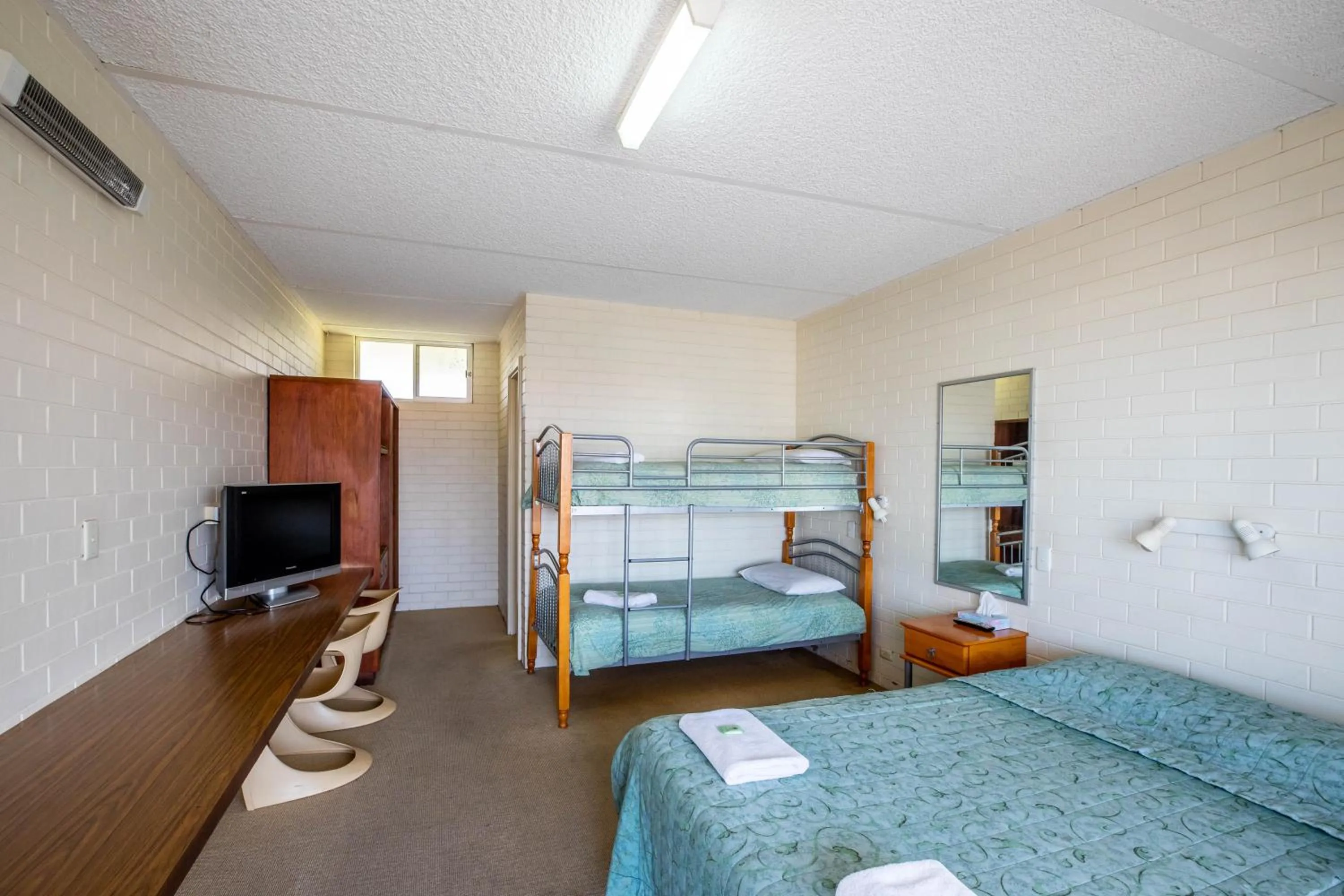 Bed in Augusta Hotel Motel