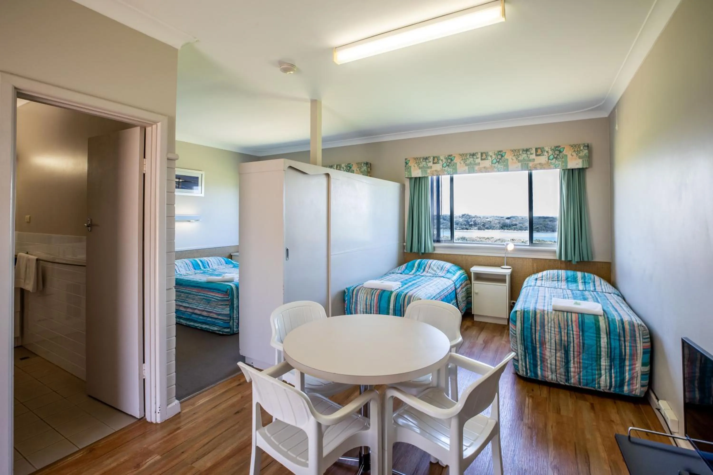 Bed in Augusta Hotel Motel