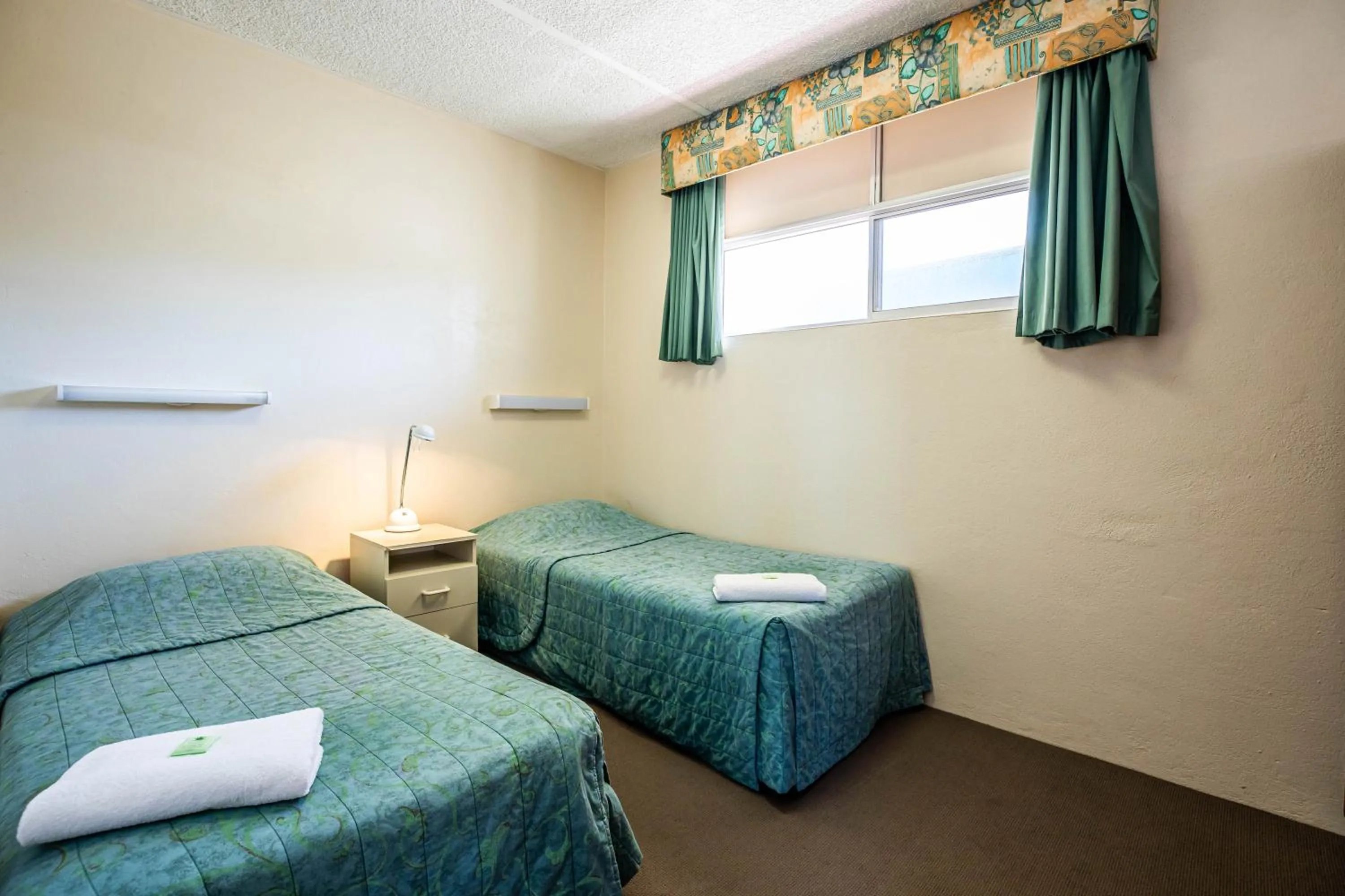 Bed in Augusta Hotel Motel