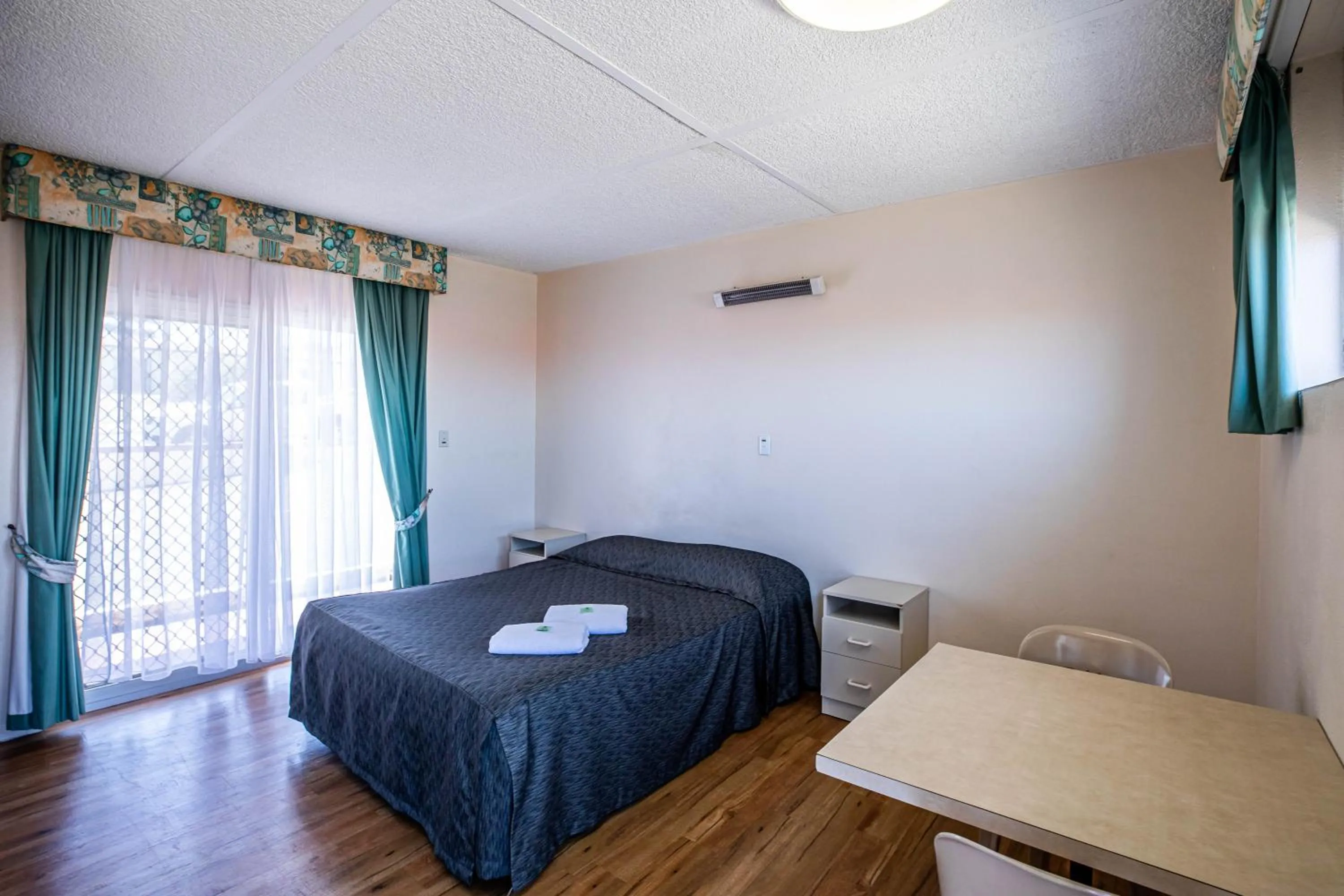 Bed in Augusta Hotel Motel