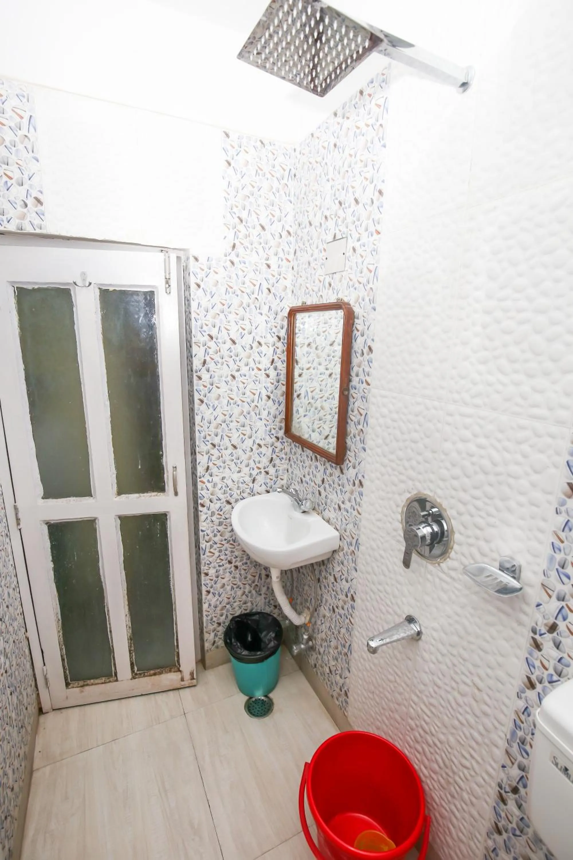 Shower in Hotel Cecil