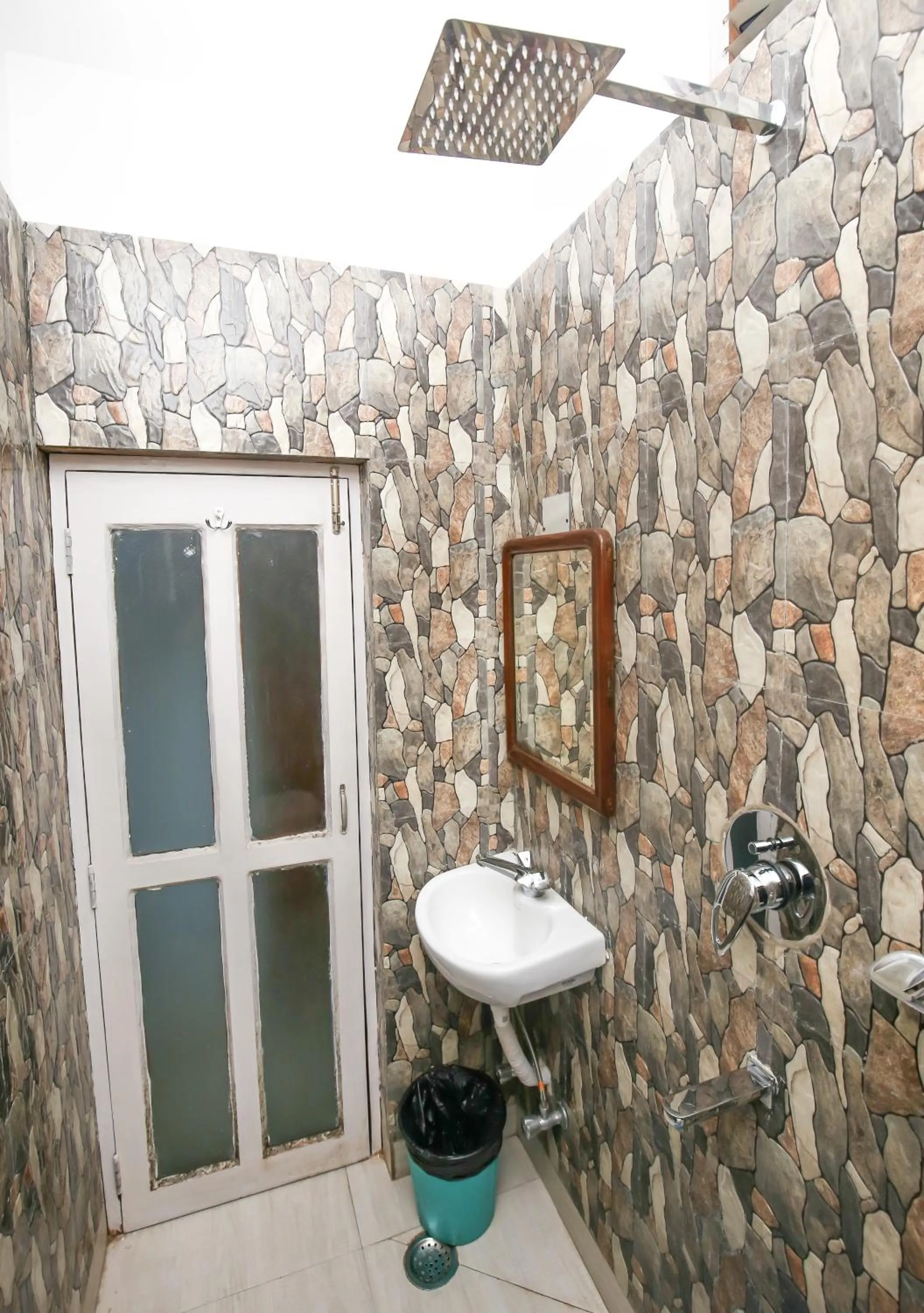 Shower in Hotel Cecil