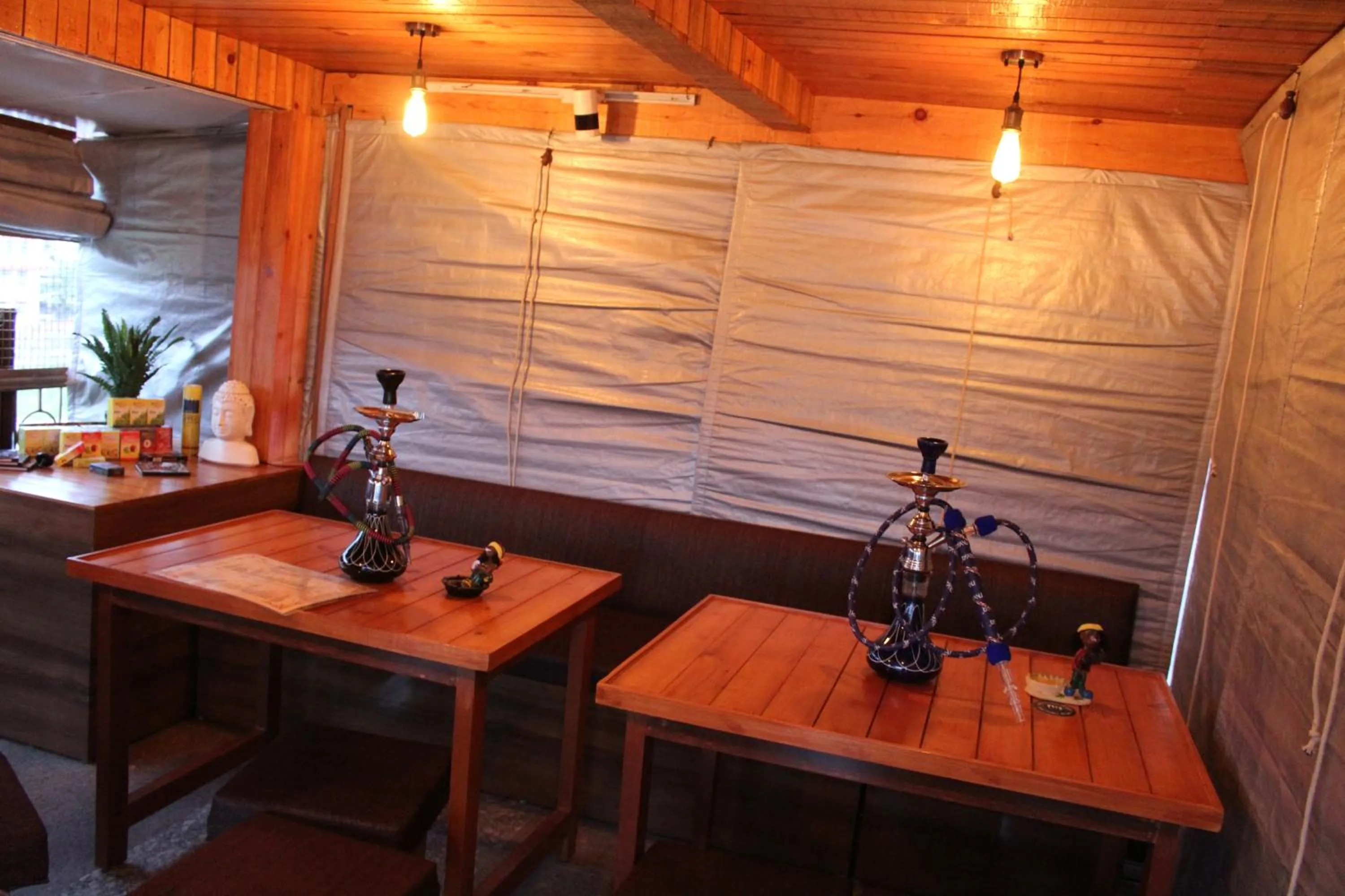 Restaurant/places to eat in Hotel DH