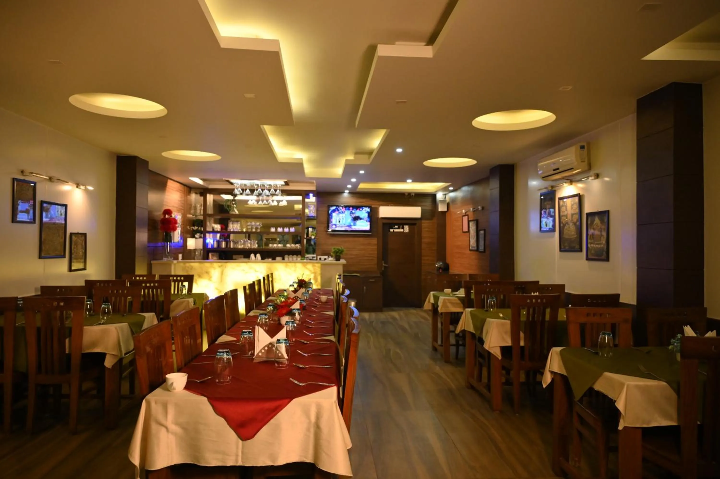 Restaurant/places to eat in Hotel DH