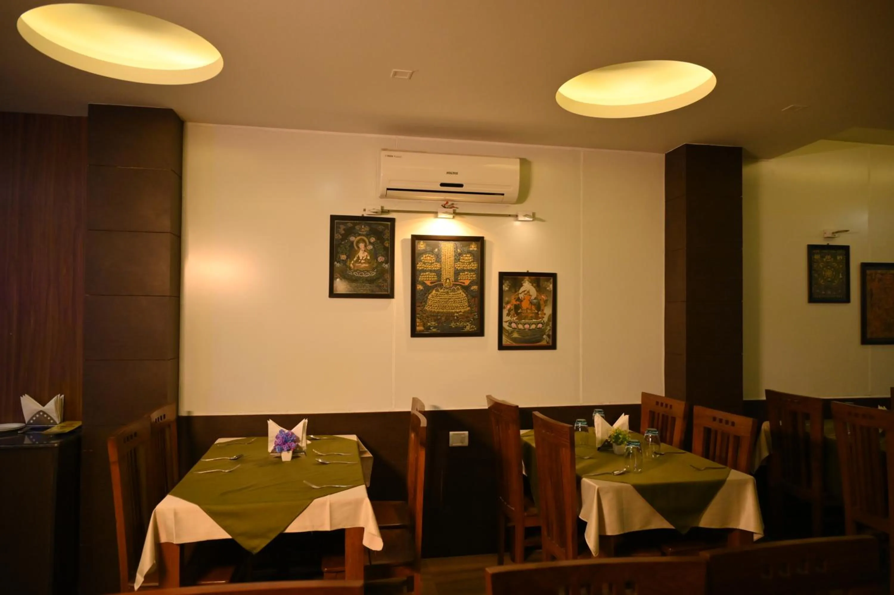 Restaurant/places to eat in Hotel DH