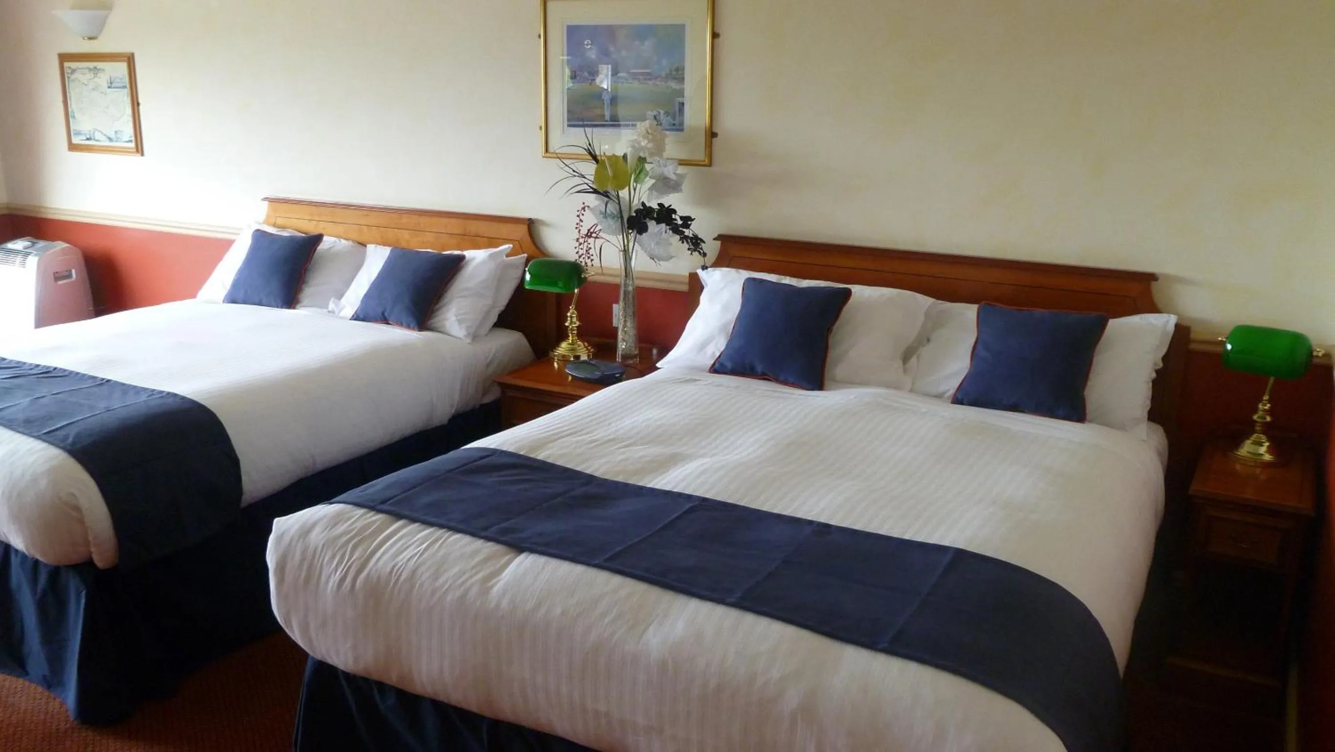 Bed in London Beach Country Hotel & Golf Club