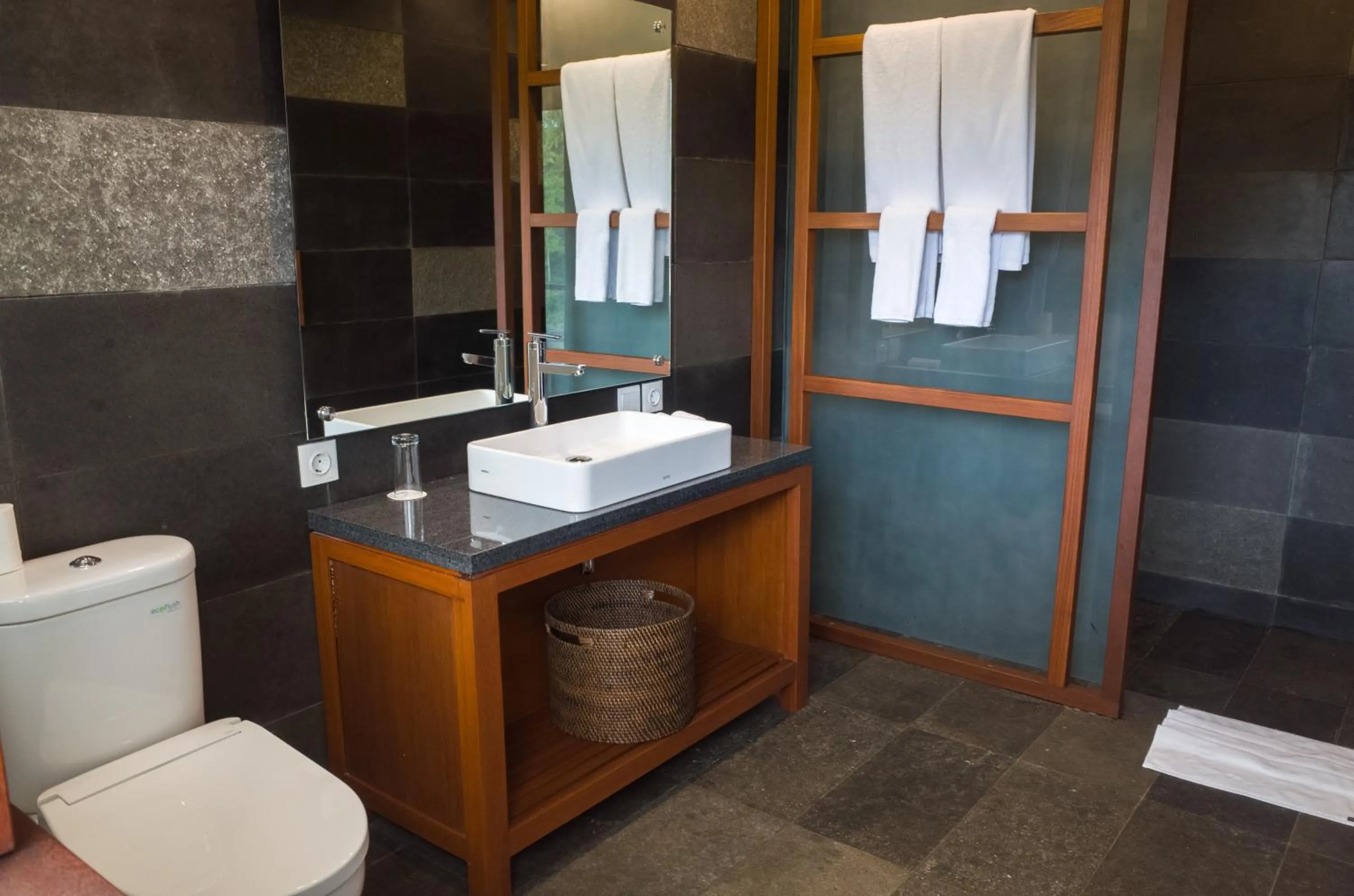 Toilet in Suarapura Resort & Spa