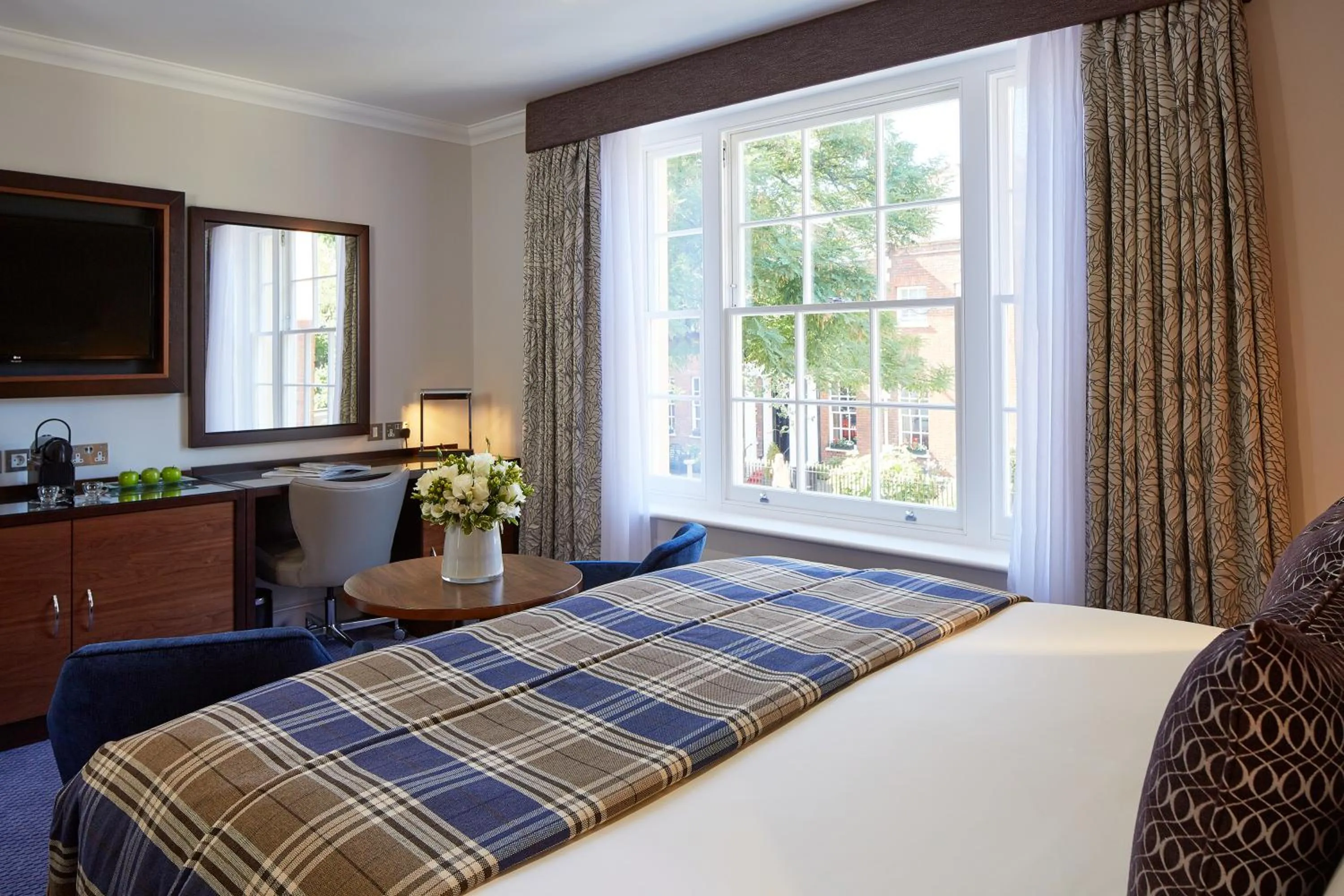 View (from property/room), Bed in Sir Christopher Wren Hotel