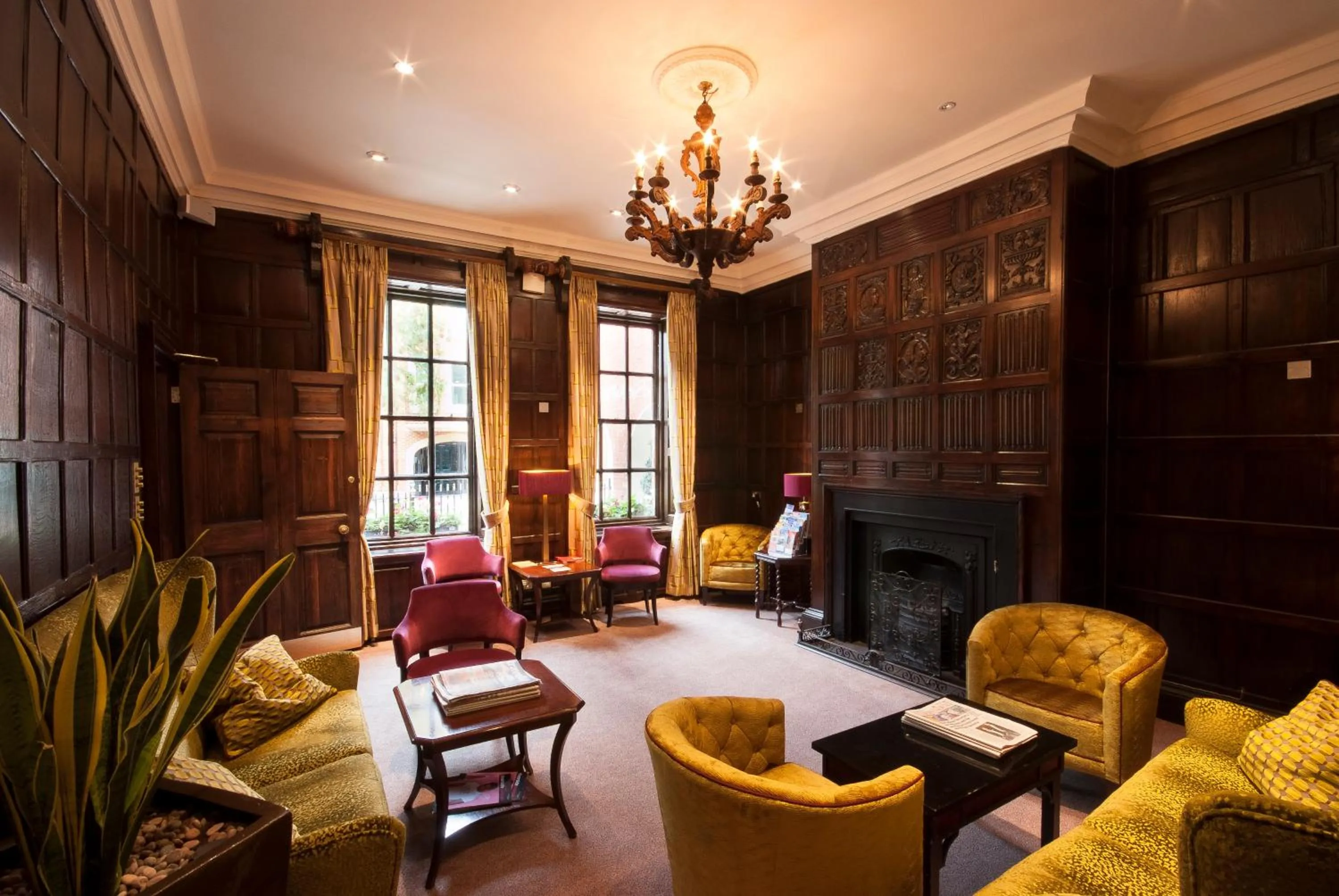 Lounge or bar in Sir Christopher Wren Hotel