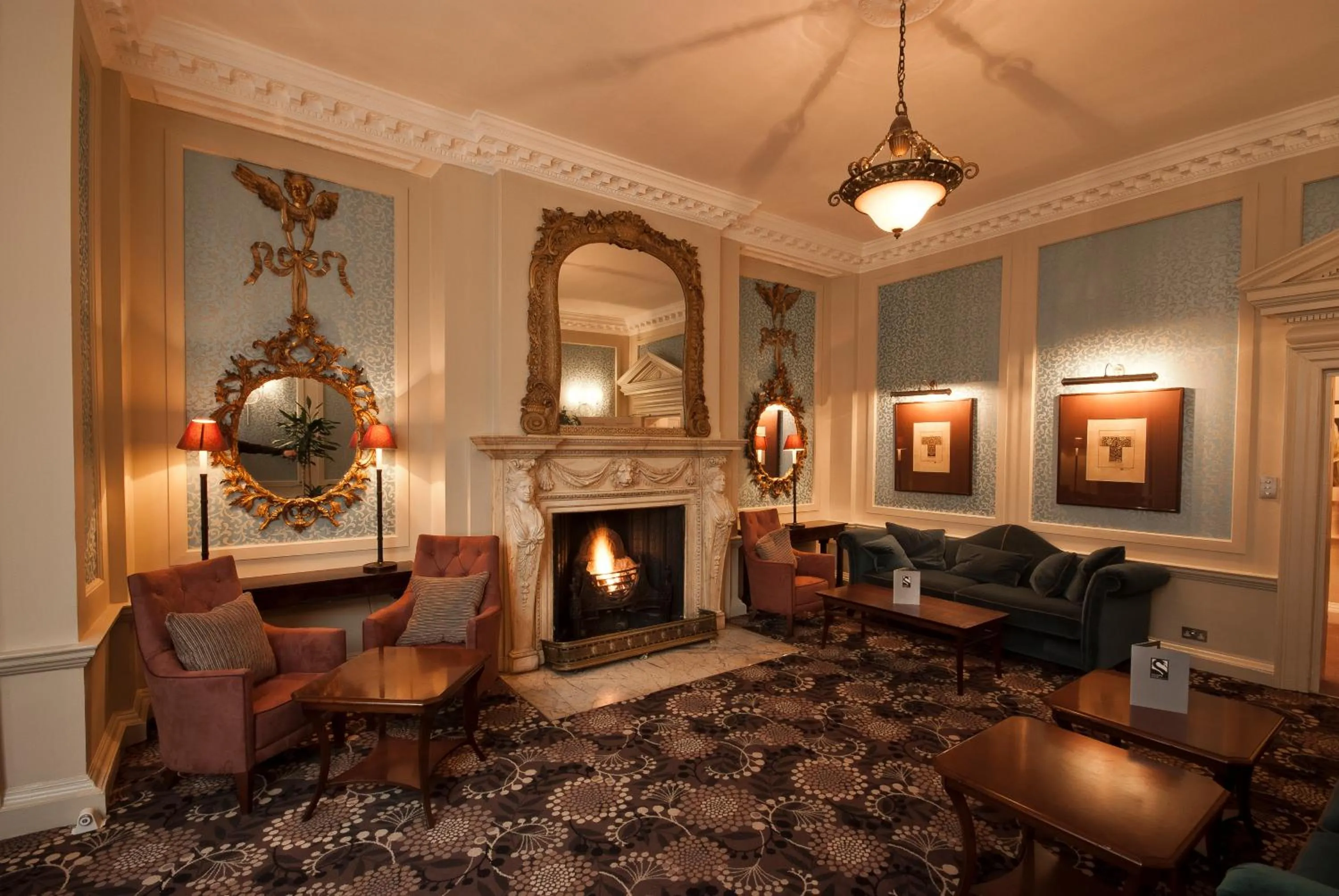 Lounge or bar in Sir Christopher Wren Hotel