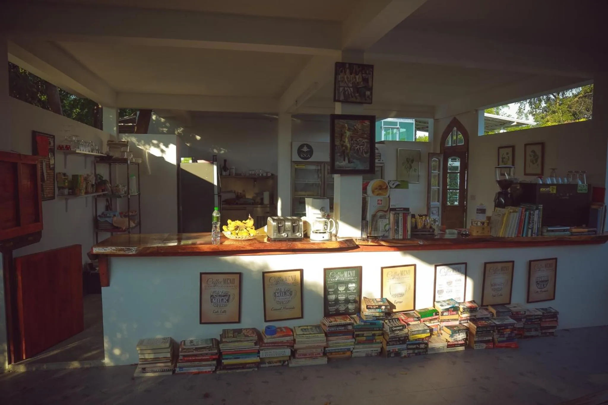 Lounge or bar in Tree Roots Retreat