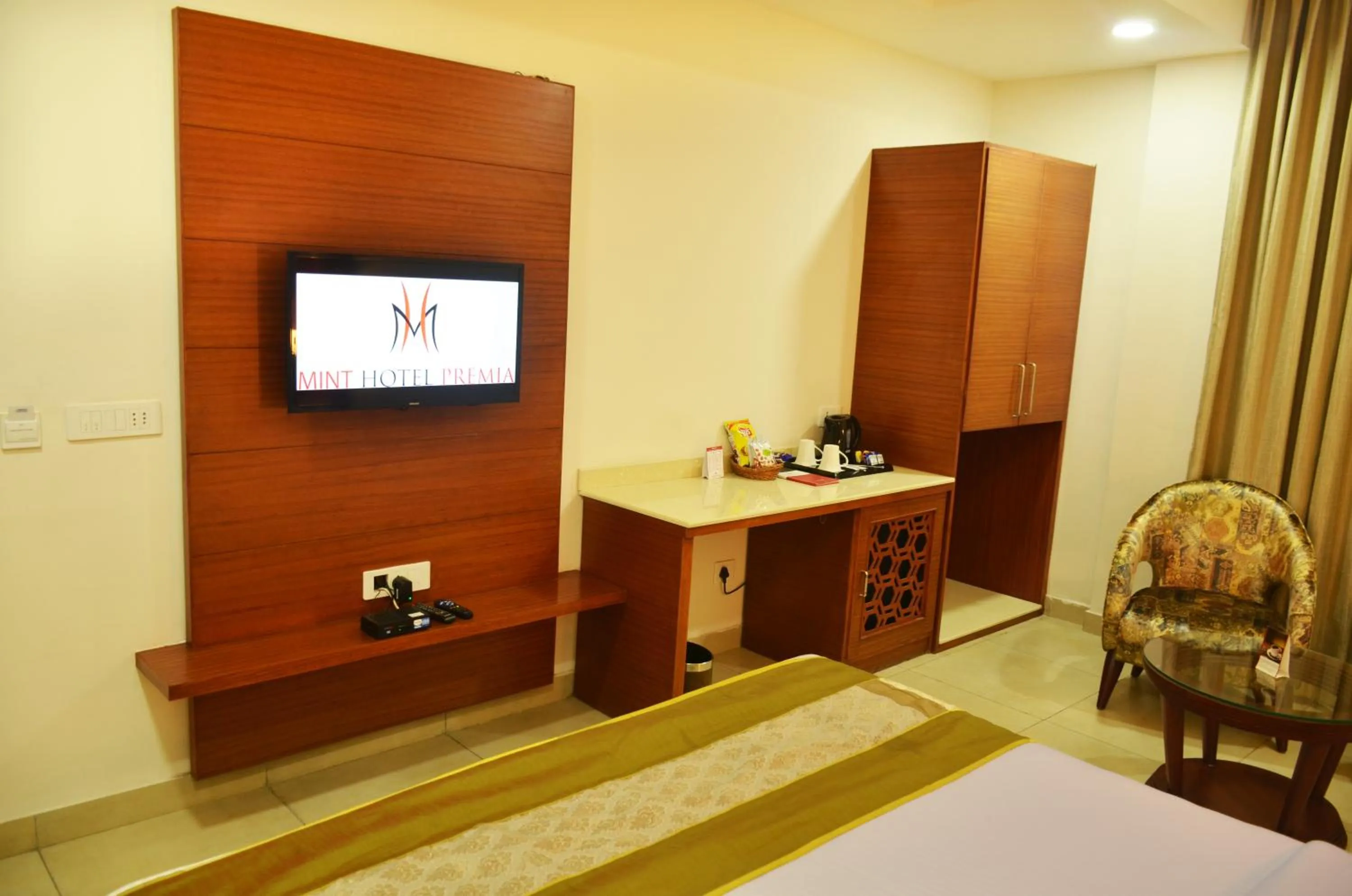 Bedroom, Bed in Mint Hotel Premia Chandigarh, Zirakpur