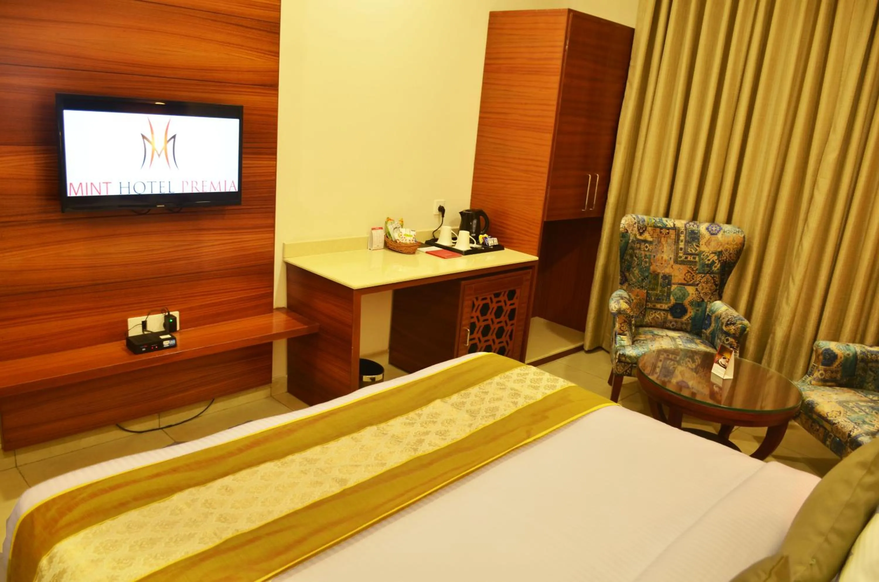 Coffee/tea facilities, Bed in Mint Hotel Premia Chandigarh, Zirakpur