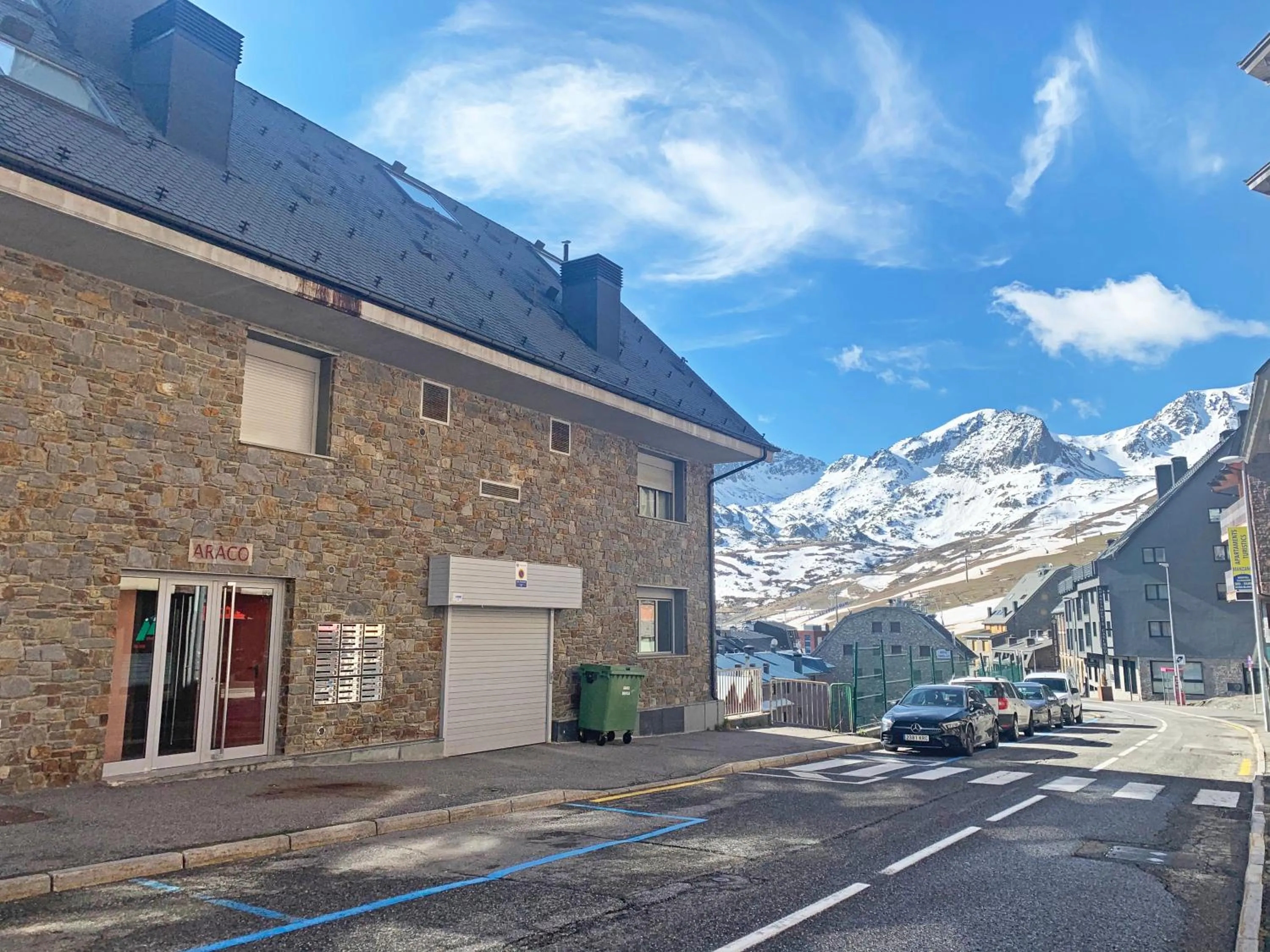 Property building in Apartamentos Araco 3000