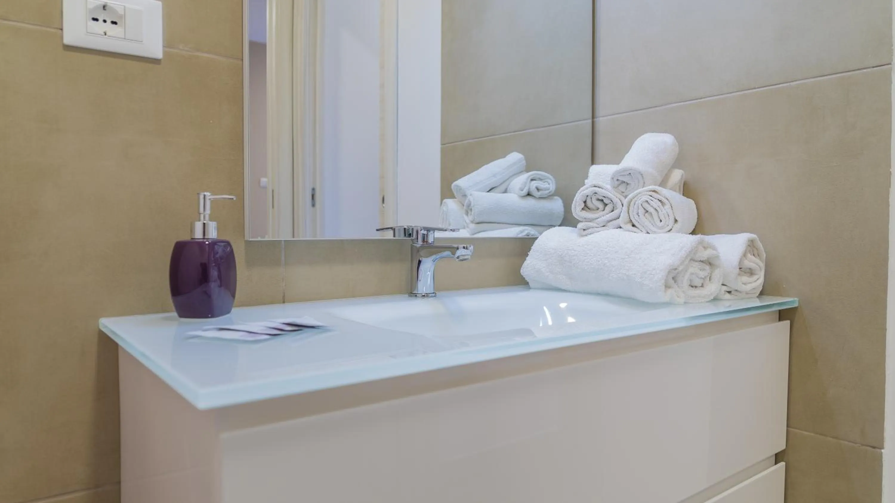 Bathroom in Residence Palazzo dei Delfini by RECEPTIO