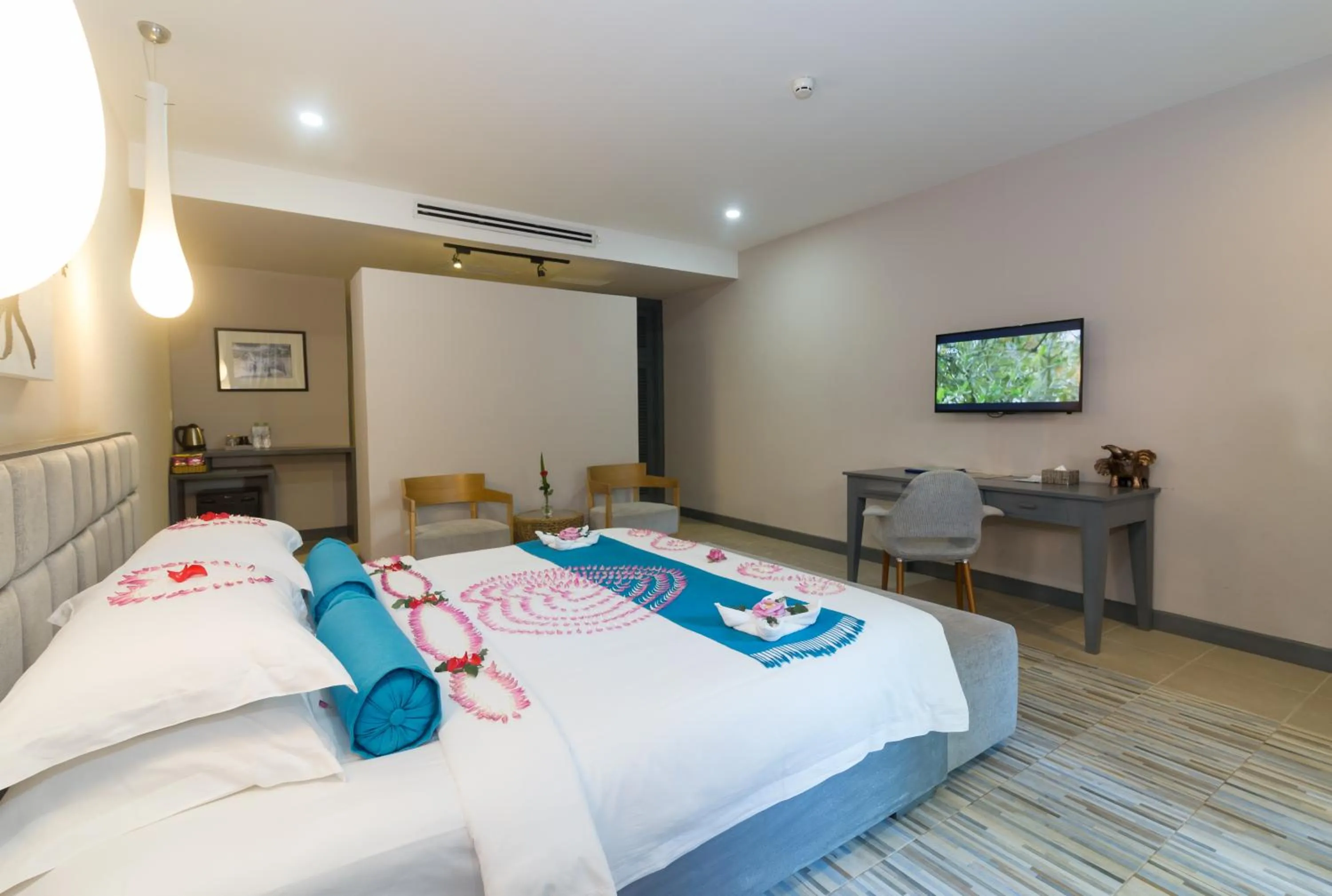 Photo of the whole room, Bed in Damrei Residence & Spa