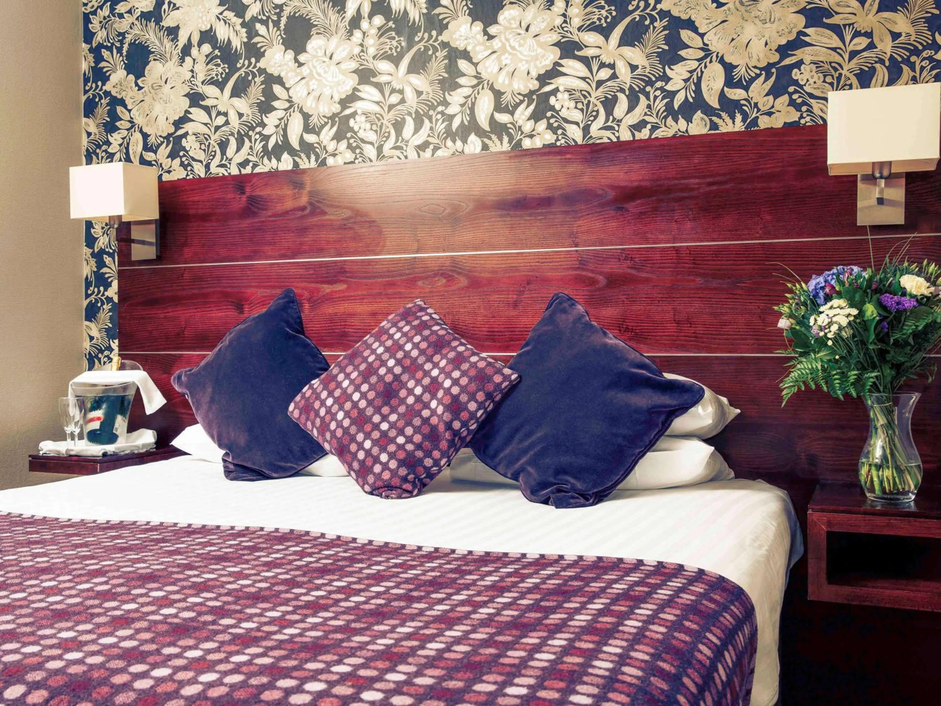 Photo of the whole room, Bed in Mercure Perth Hotel