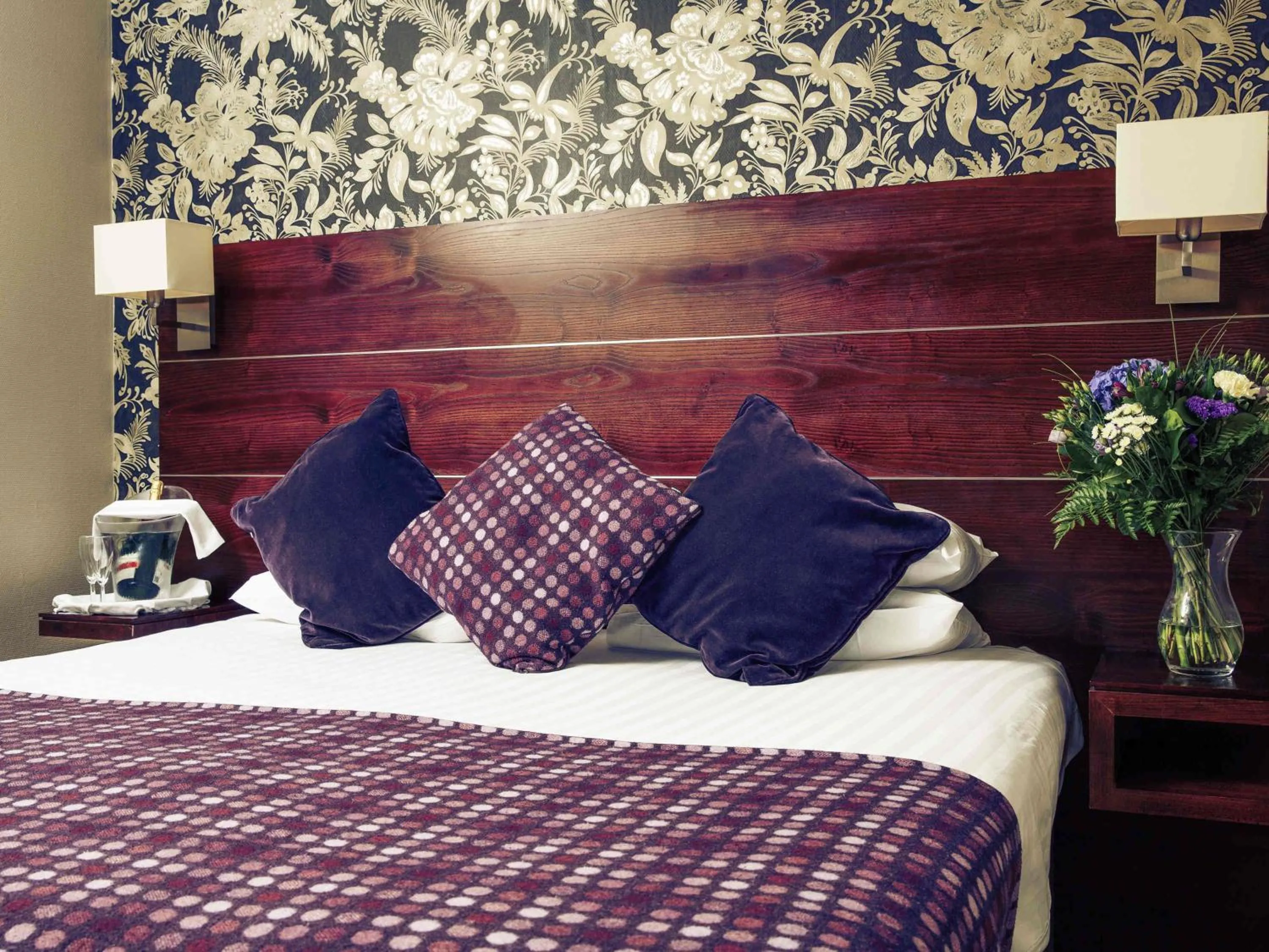 Bedroom, Bed in Mercure Perth Hotel