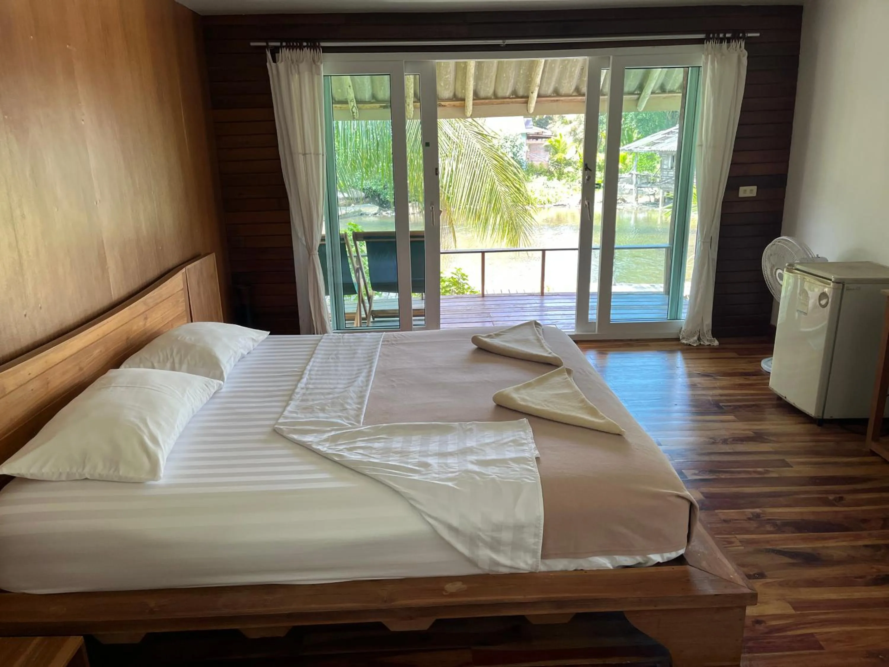 Bed in A-Na-Lay Resort Koh Kood
