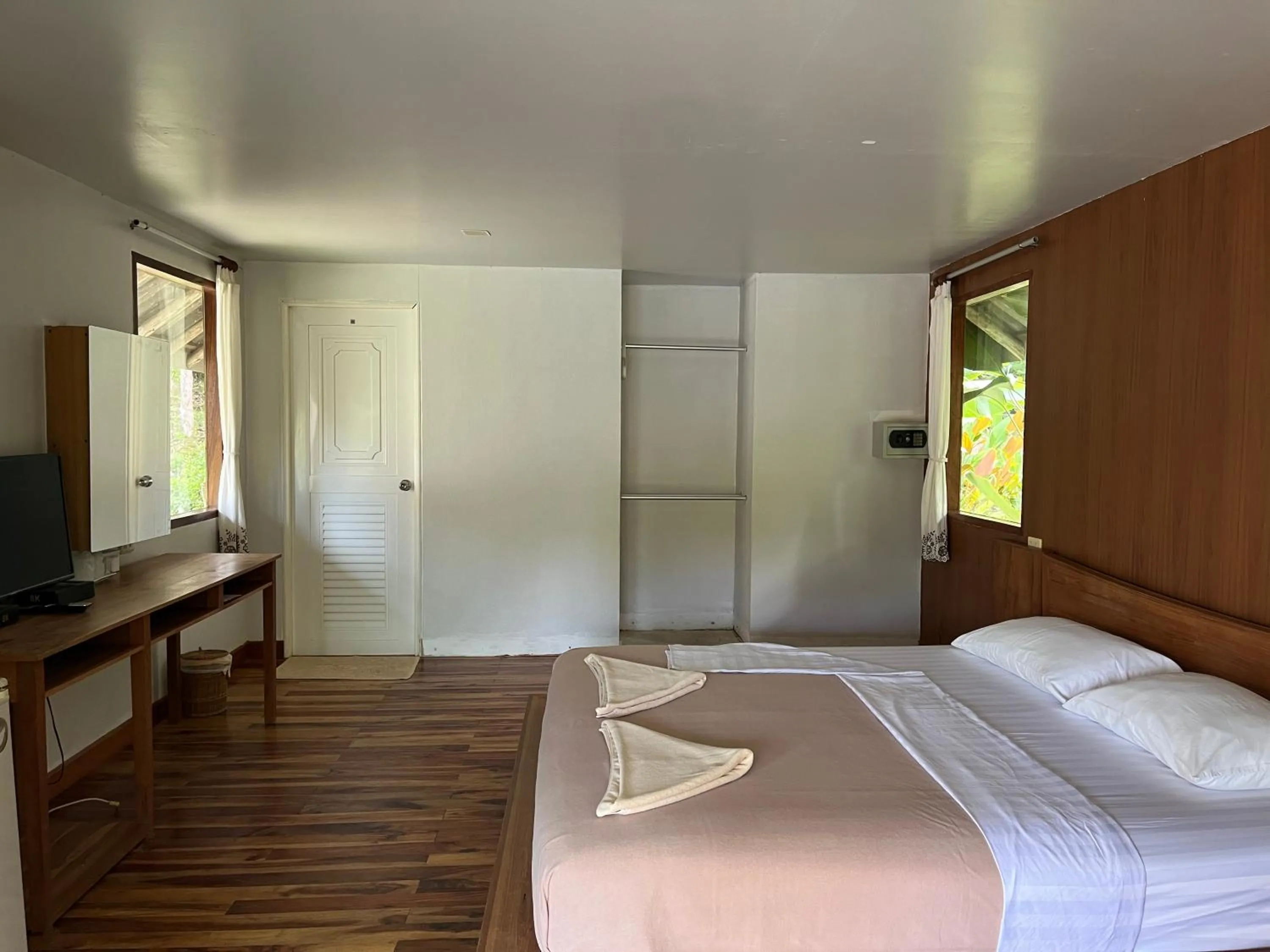 Bed in A-Na-Lay Resort Koh Kood