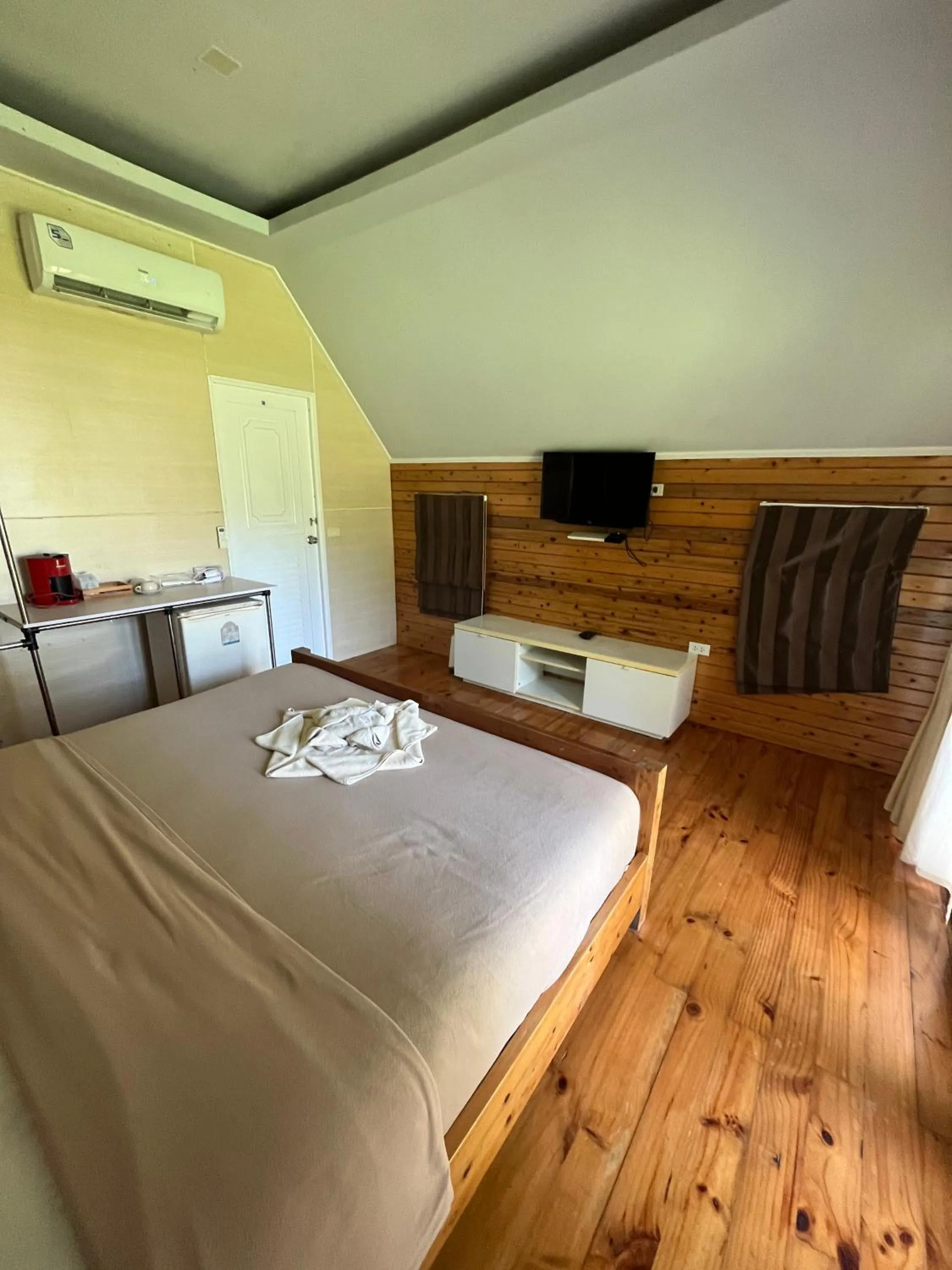 Bed in A-Na-Lay Resort Koh Kood