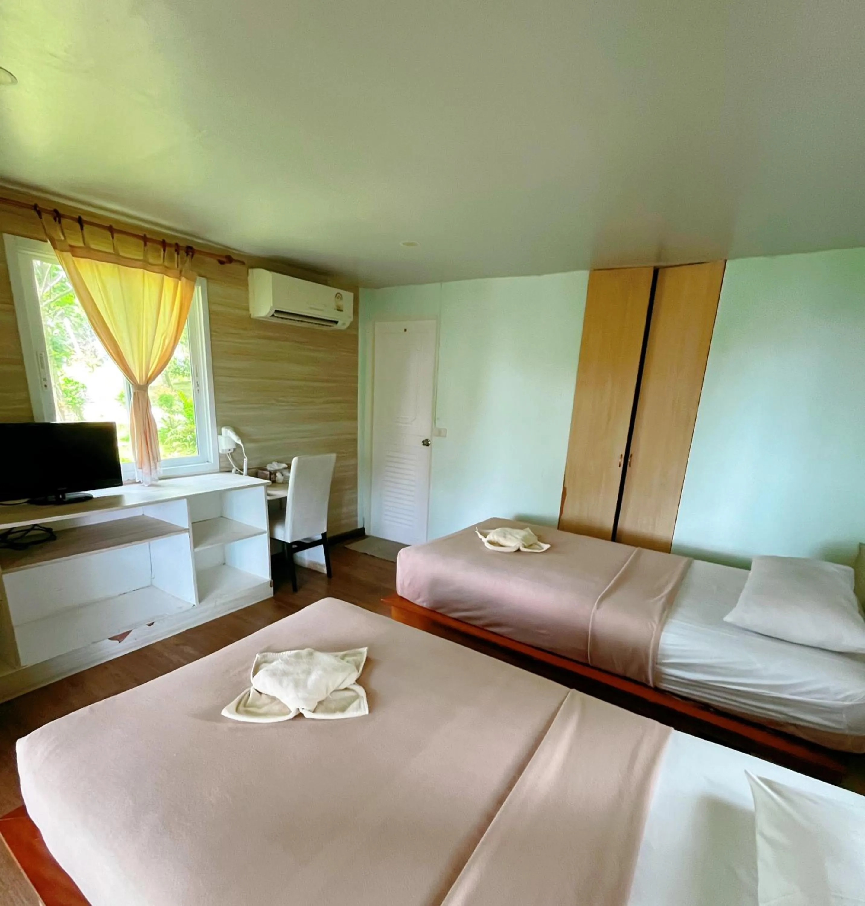 Bed in A-Na-Lay Resort Koh Kood