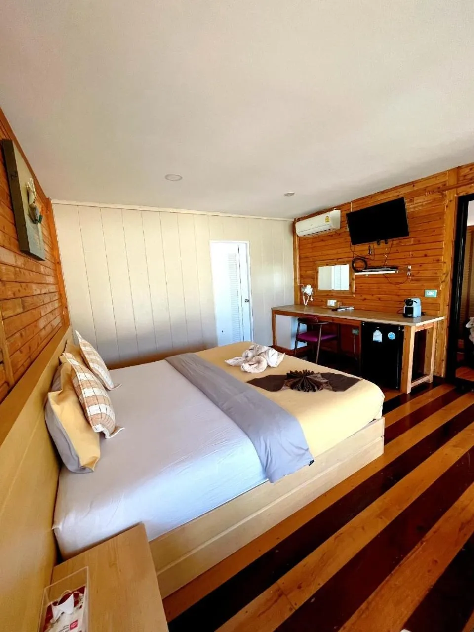 Bed in A-Na-Lay Resort Koh Kood