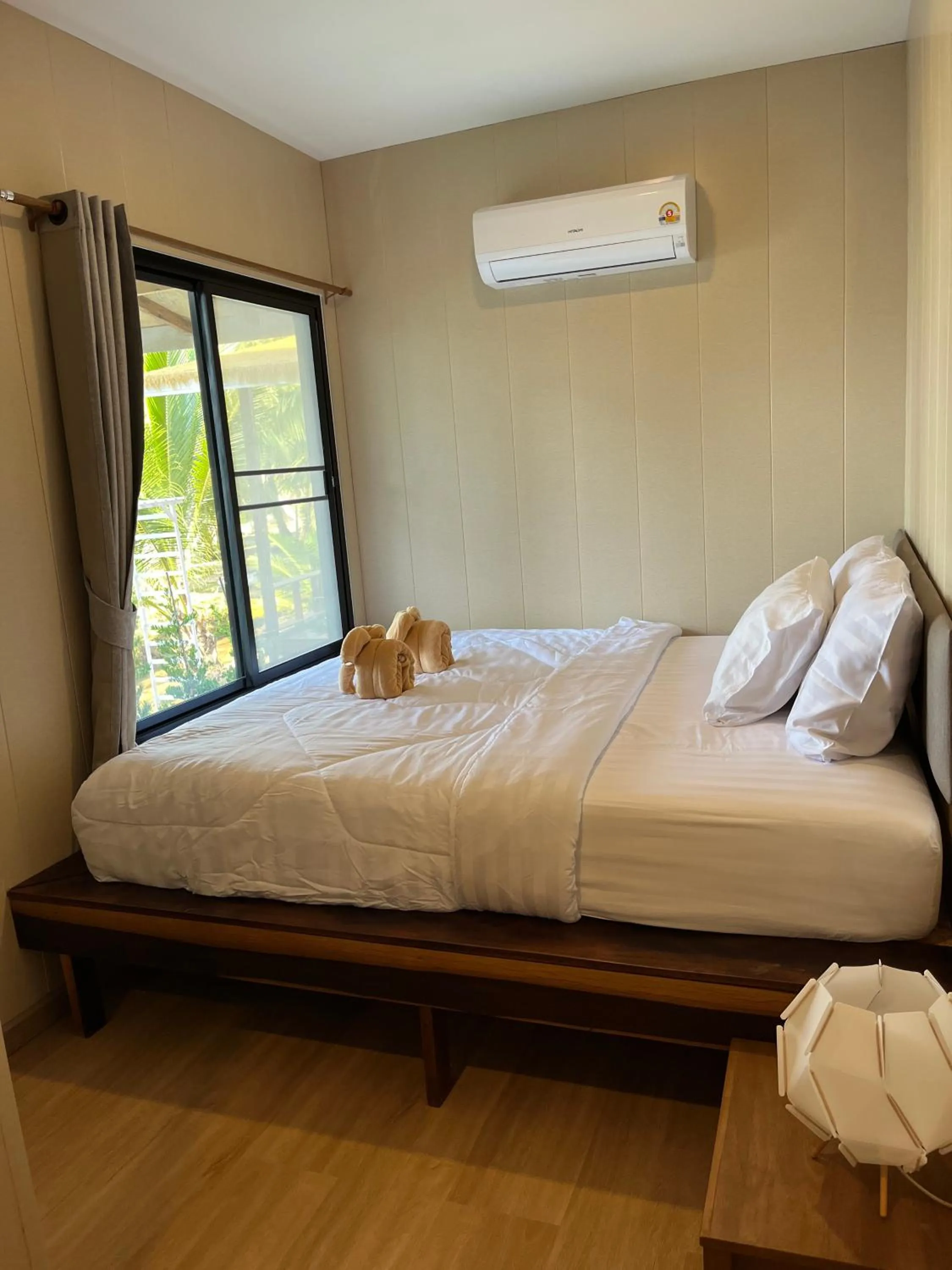 Bed in A-Na-Lay Resort Koh Kood