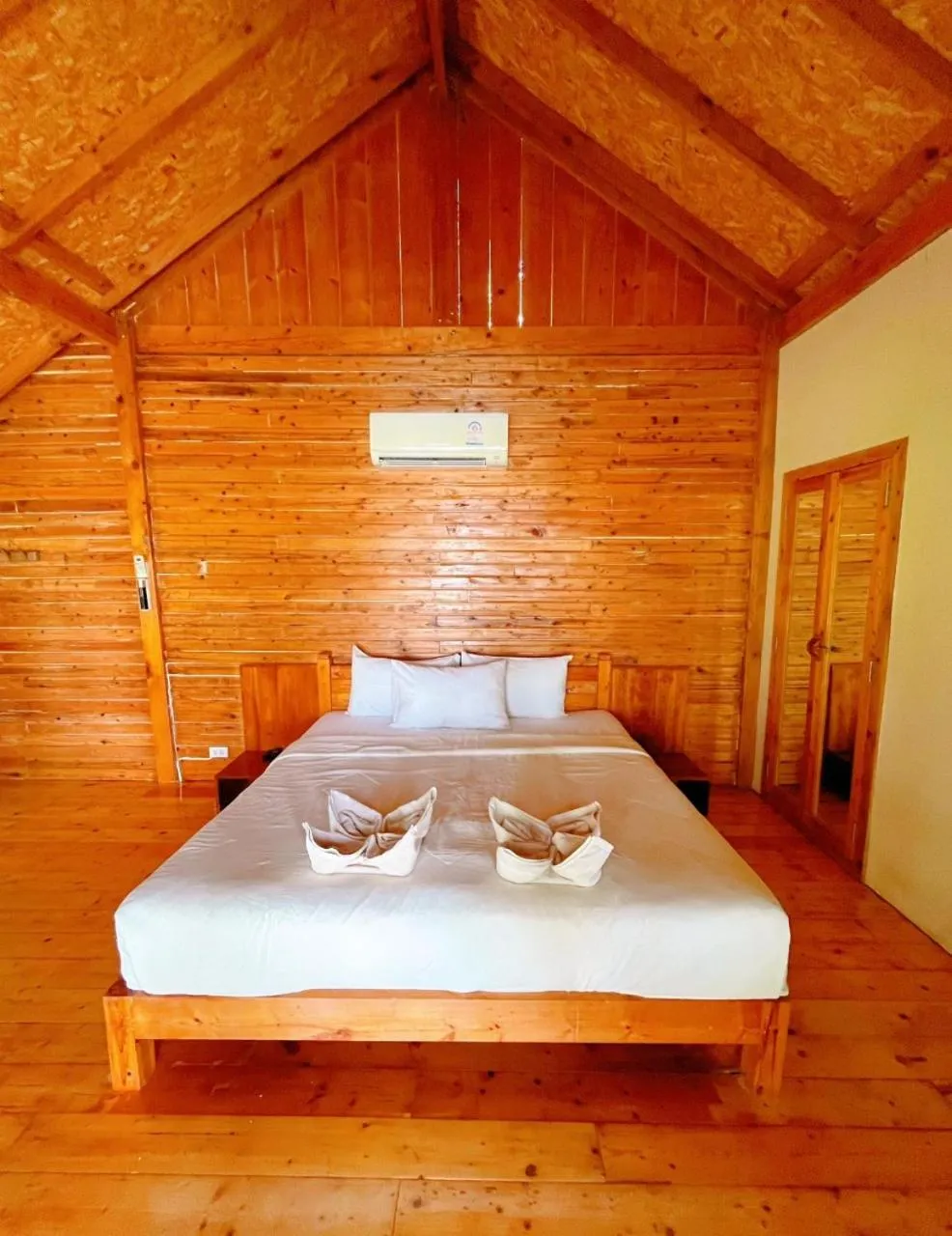 Bed in A-Na-Lay Resort Koh Kood