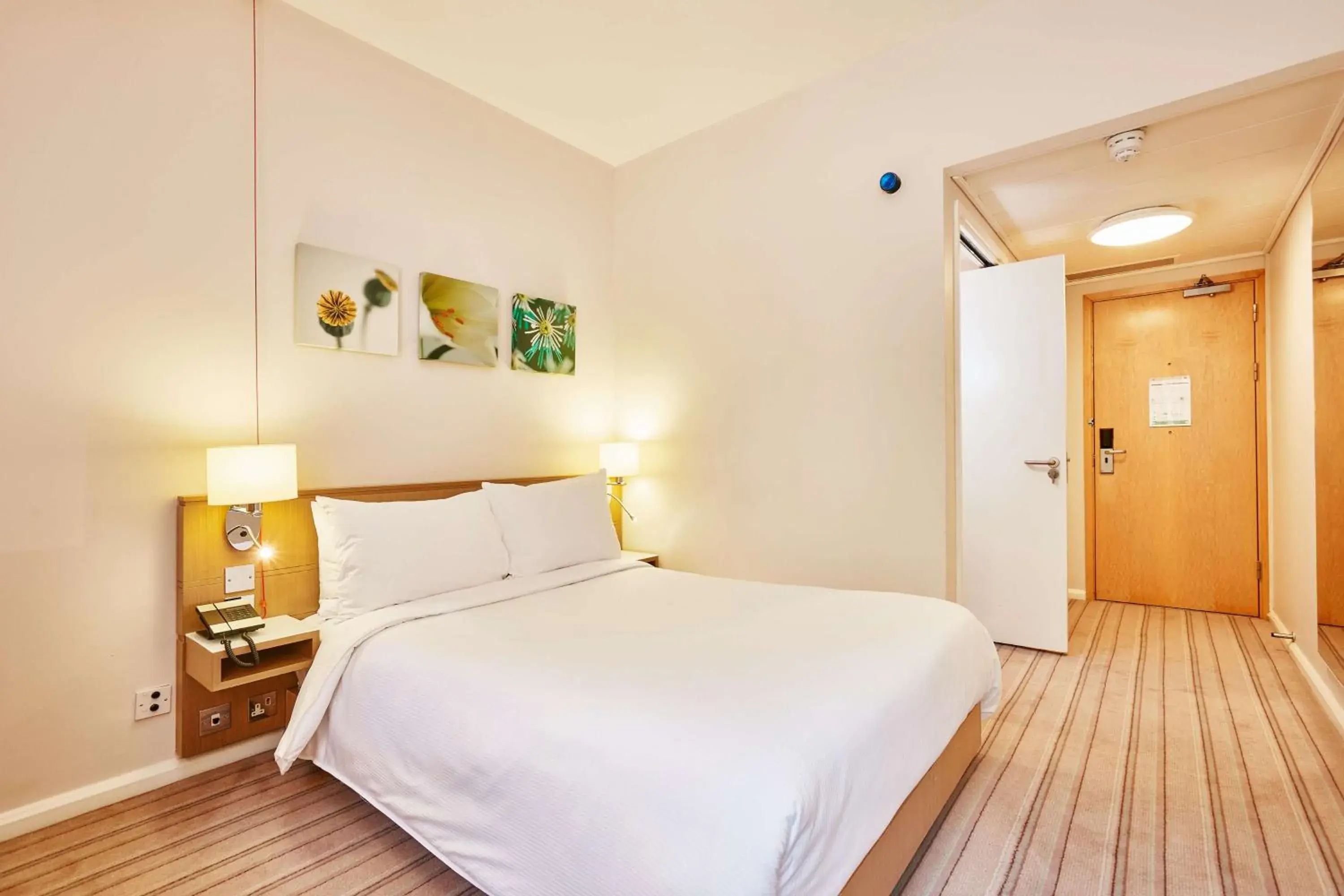 Queen Room in Hilton Garden Inn Birmingham Brindley Place Queen Room in Hilton Garden Inn Birmingham Brindley Place