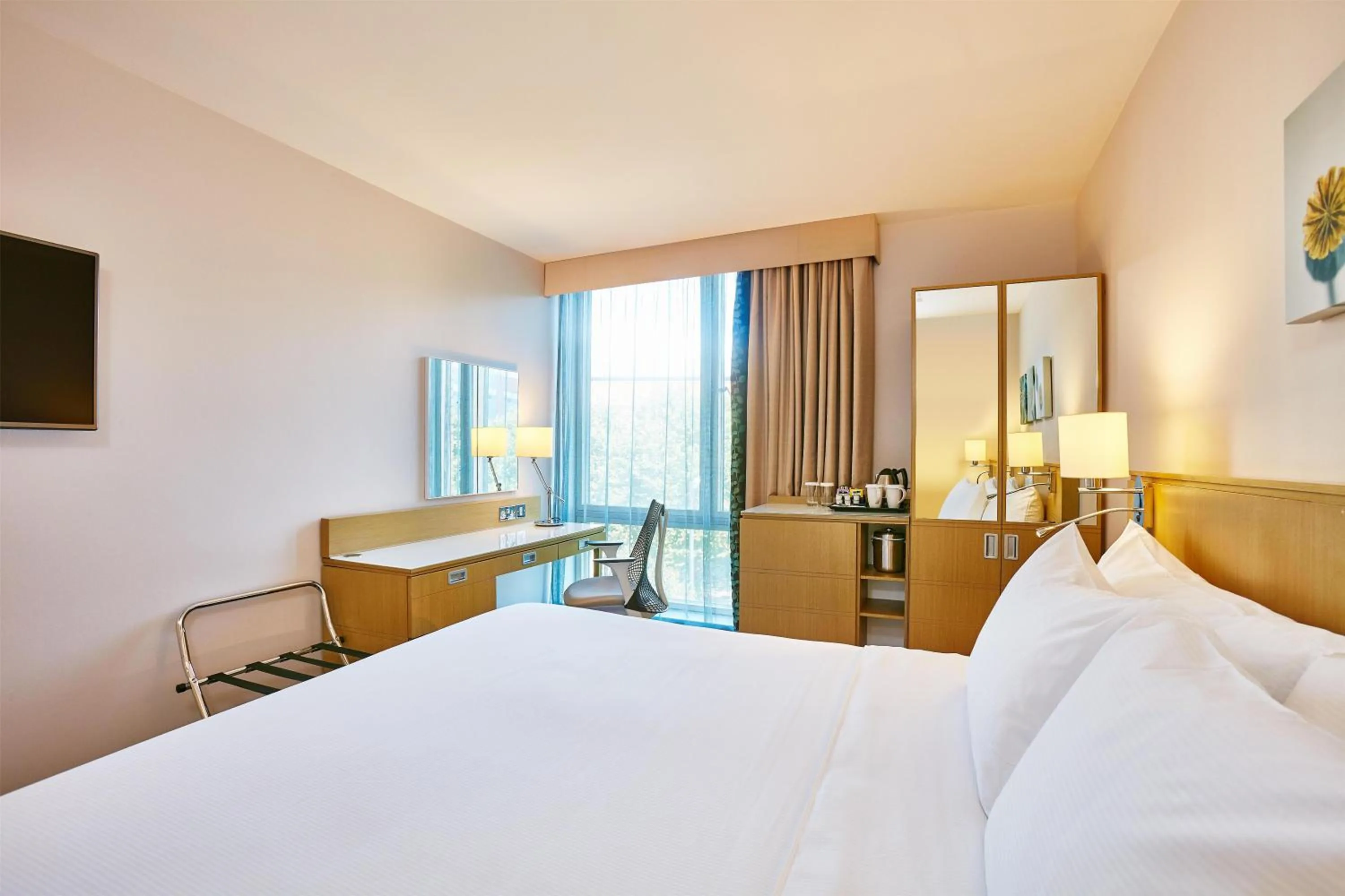 Bedroom, Bed in Hilton Garden Inn Birmingham Brindley Place