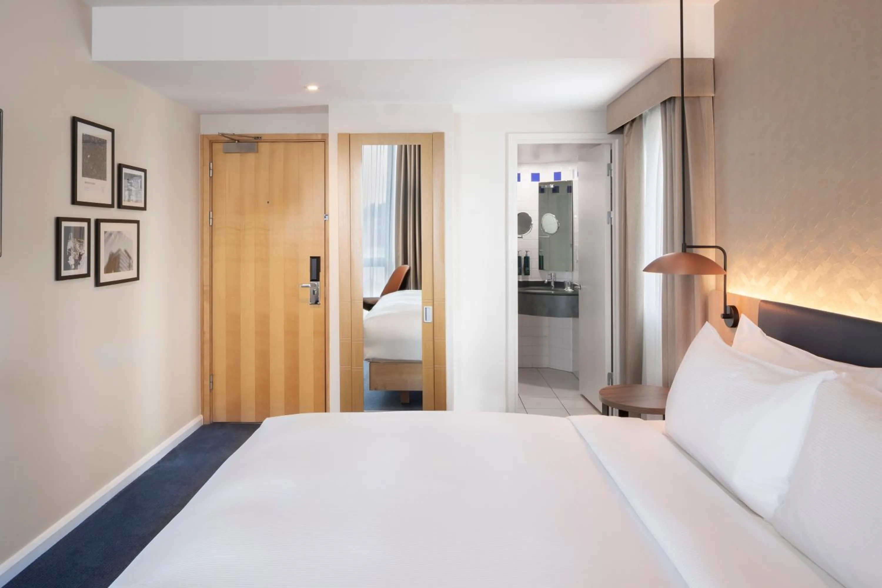 Bedroom, Bed in Hilton Garden Inn Birmingham Brindley Place