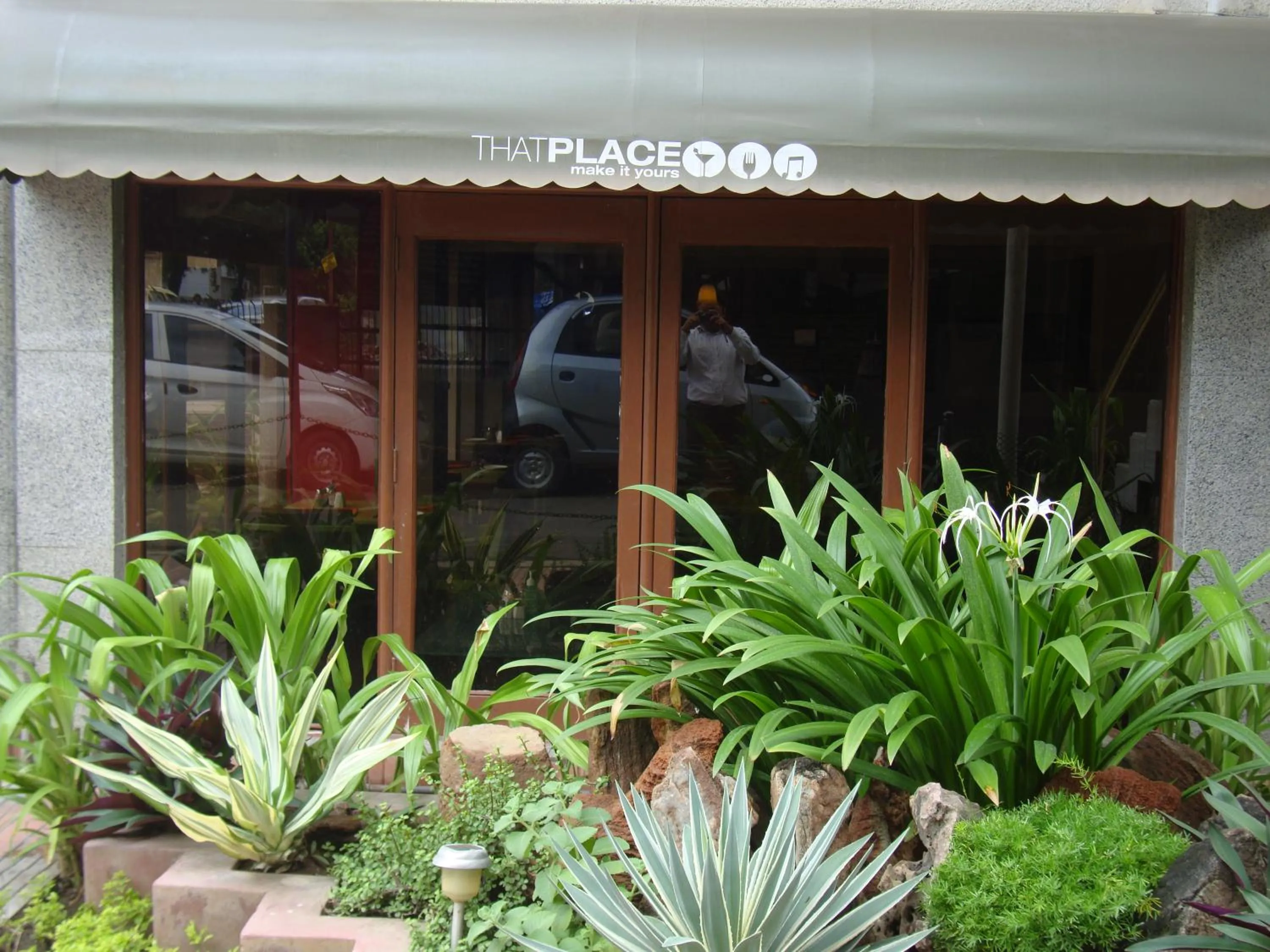 Restaurant/places to eat in Hotel GRG