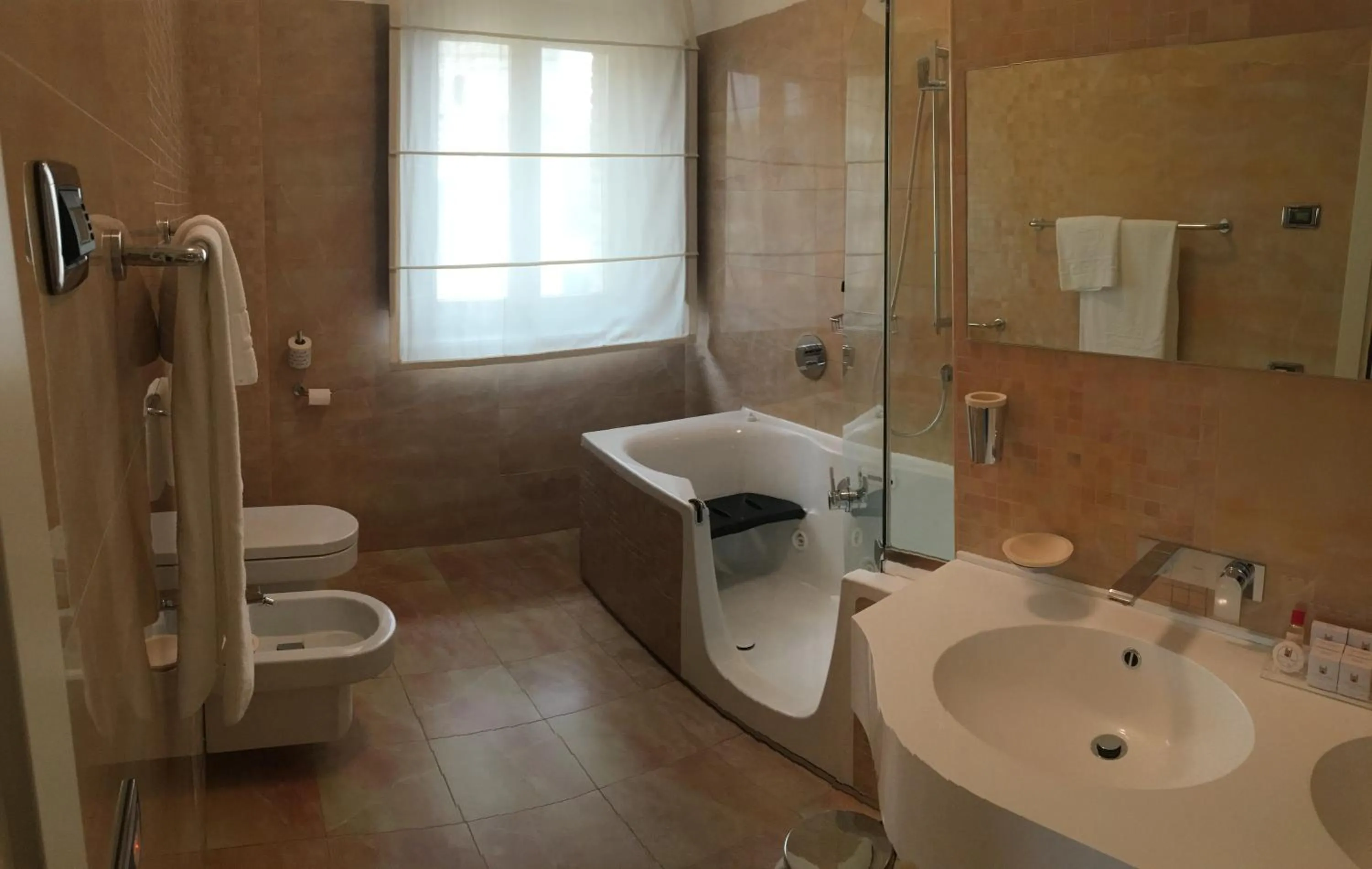 Bathroom in Hotel Castello di Septe