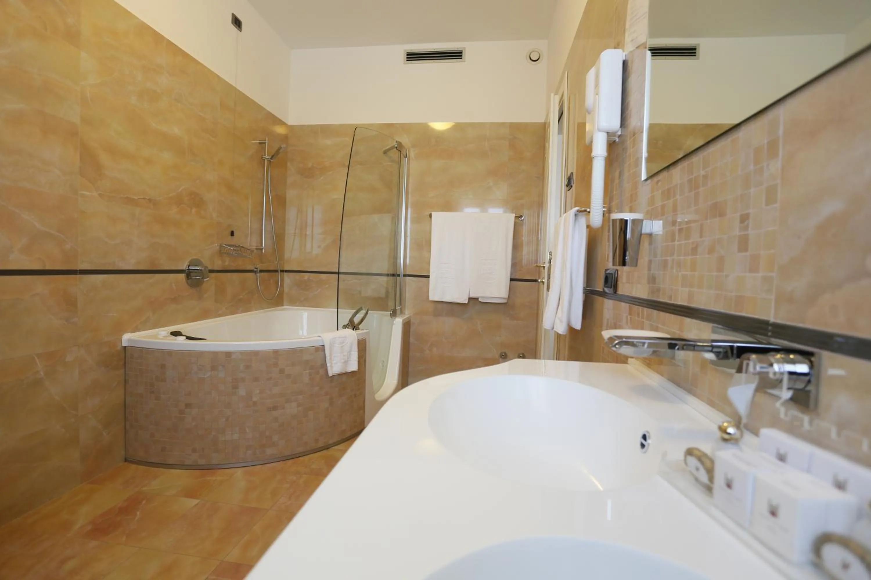 Hot Tub in Hotel Castello di Septe