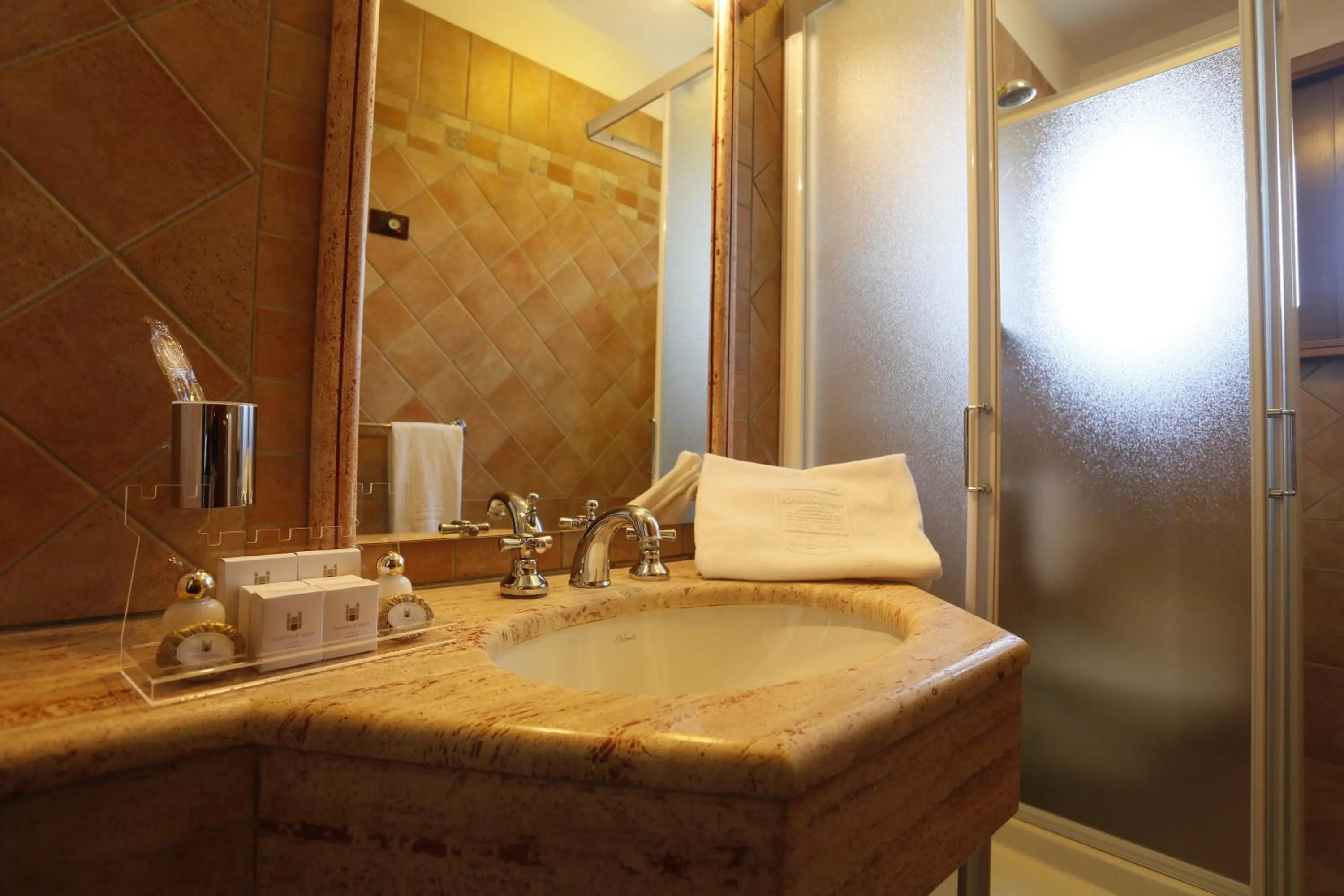 Bathroom in Hotel Castello di Septe