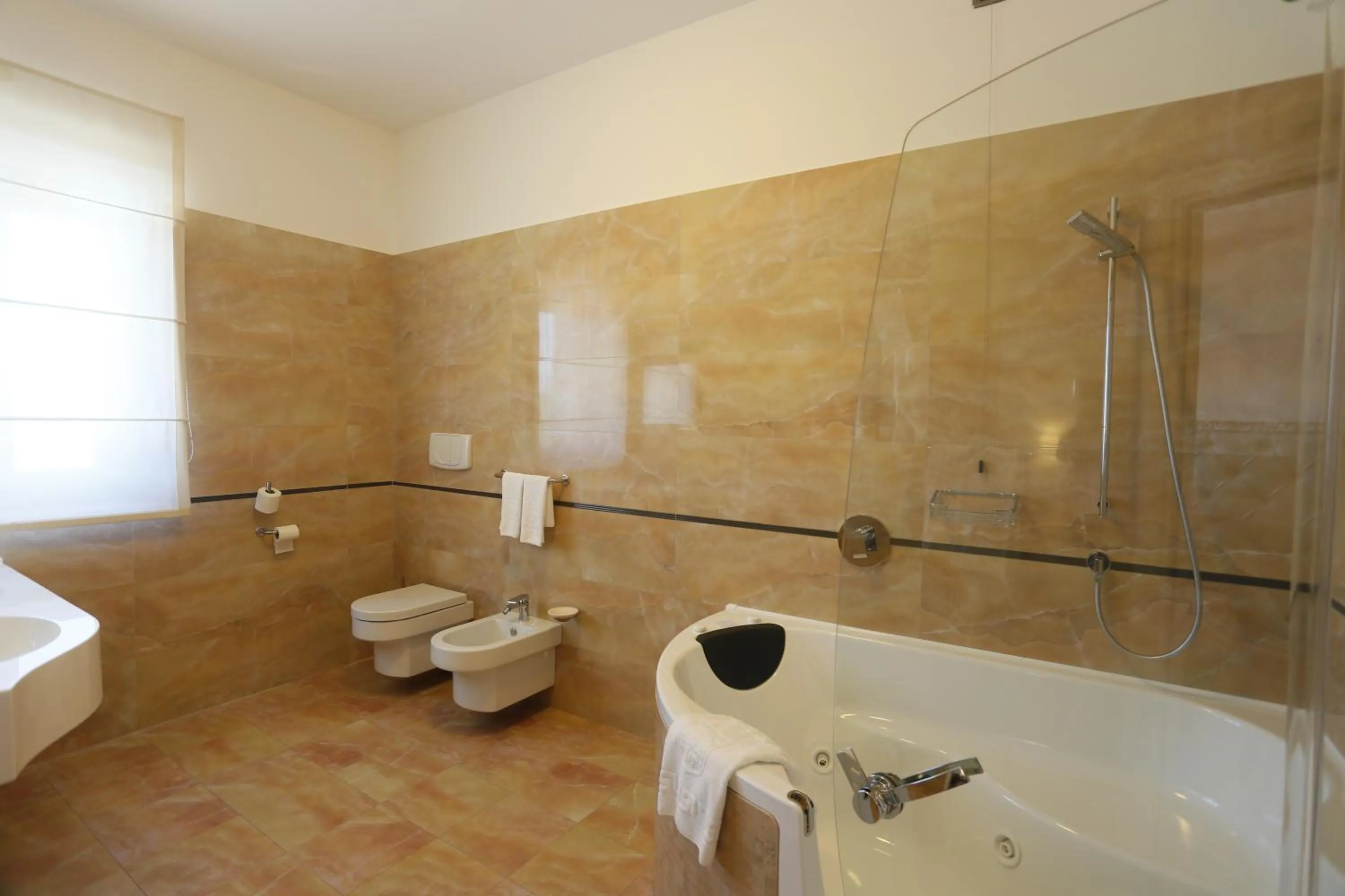 Bathroom in Hotel Castello di Septe