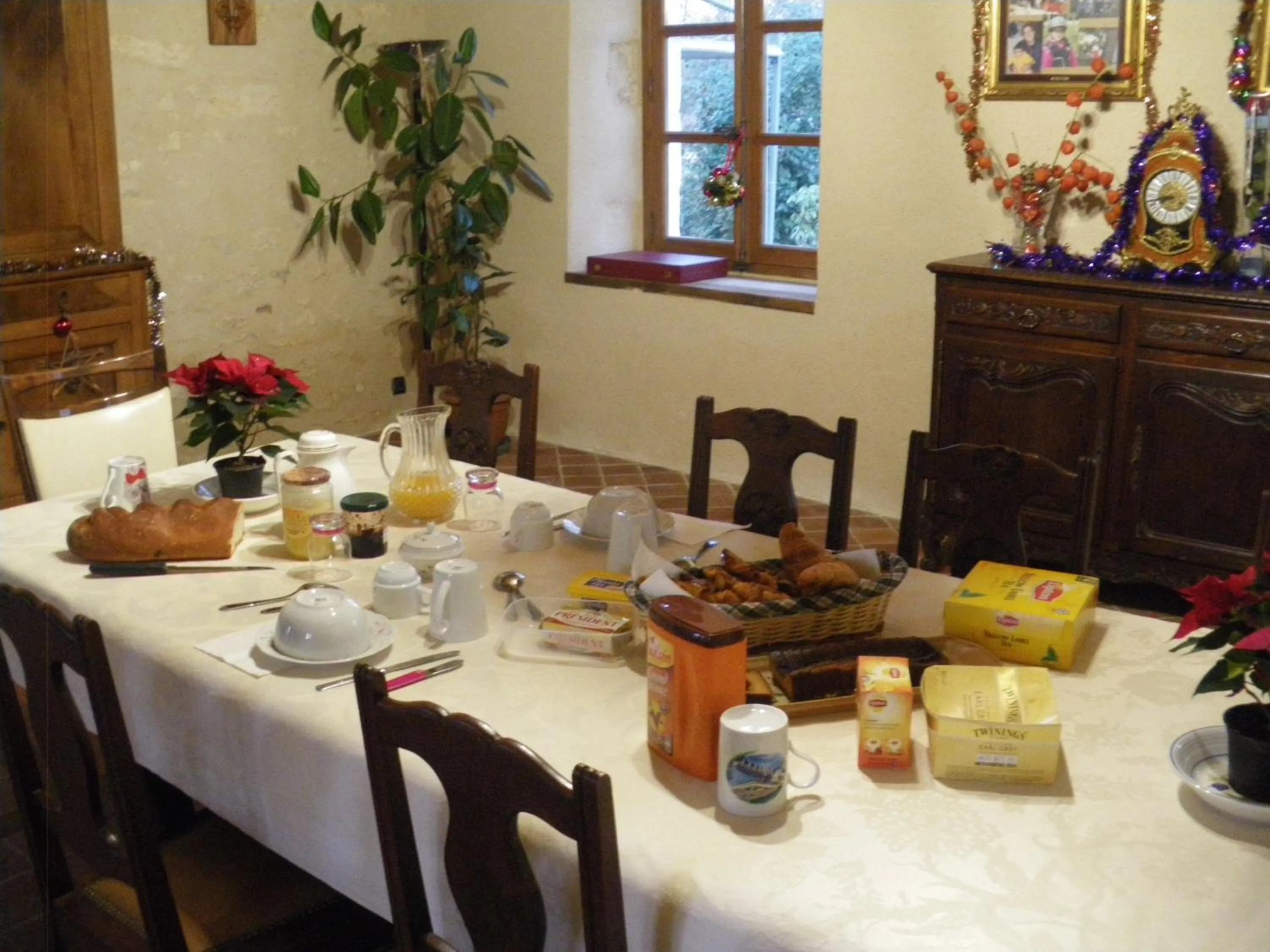 Continental breakfast in Domaine de la Touche Mosnay
