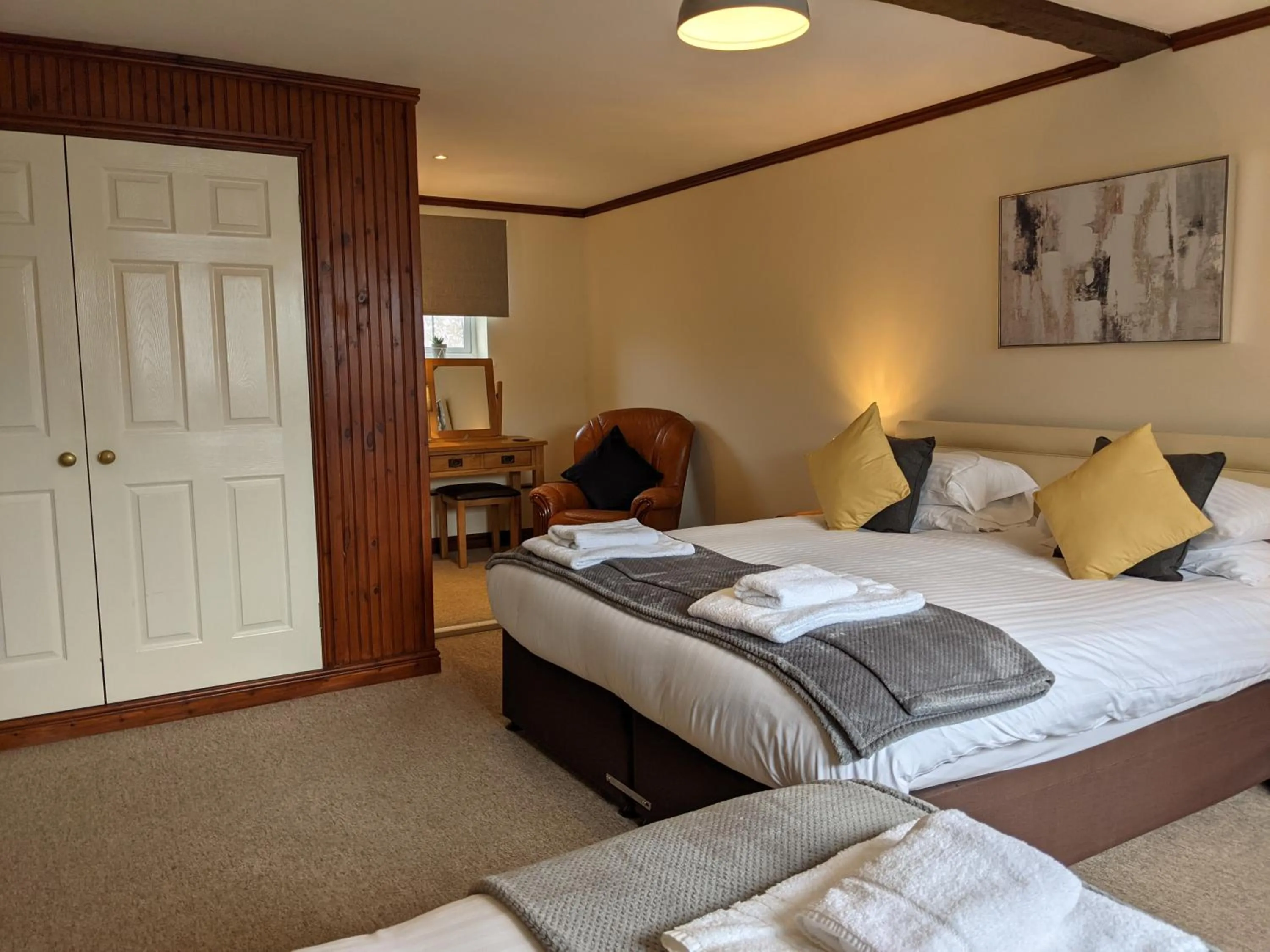 Photo of the whole room, Bed in Sparkford Inn