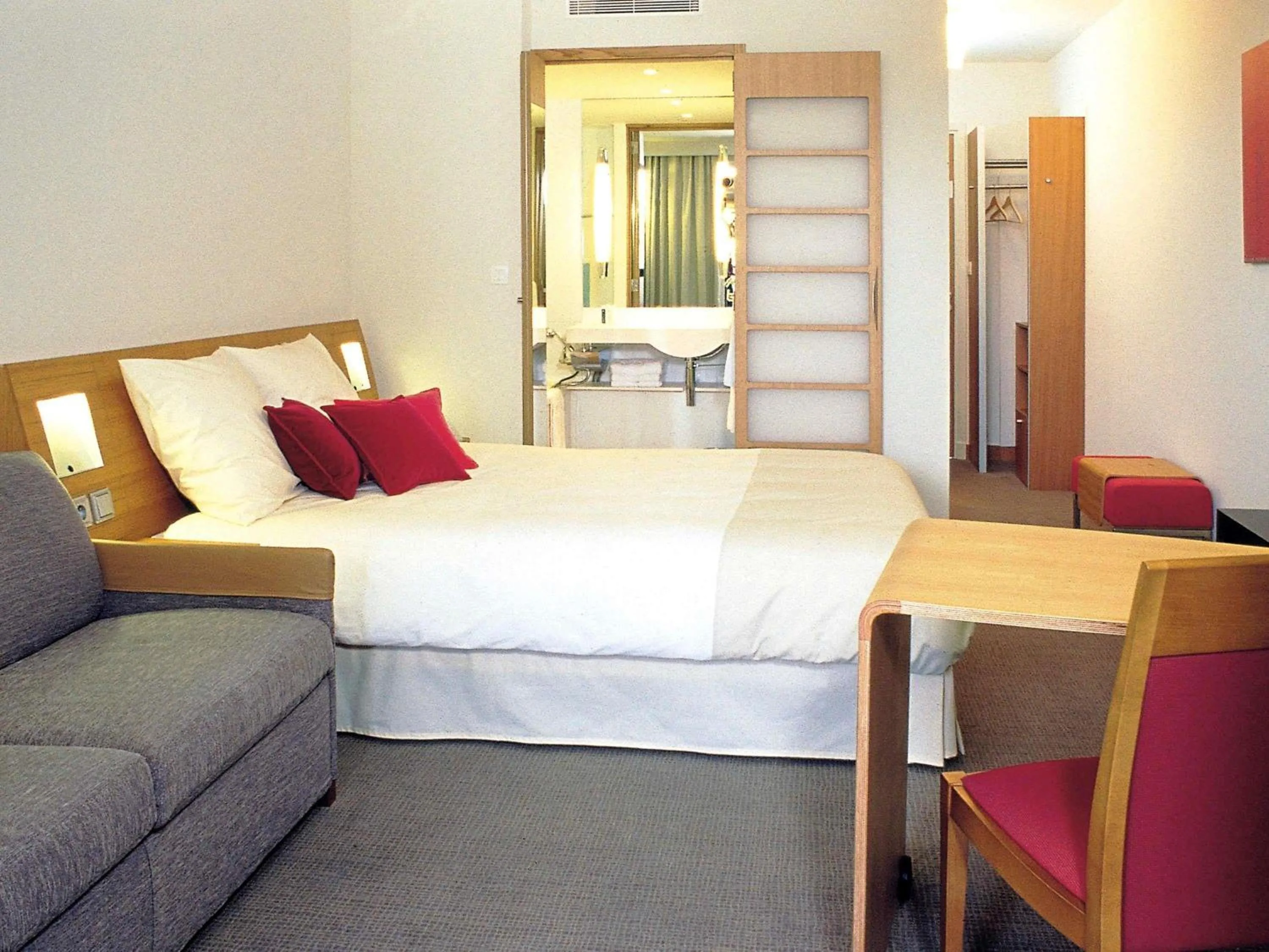 Bedroom, Bed in Novotel Brussels Airport