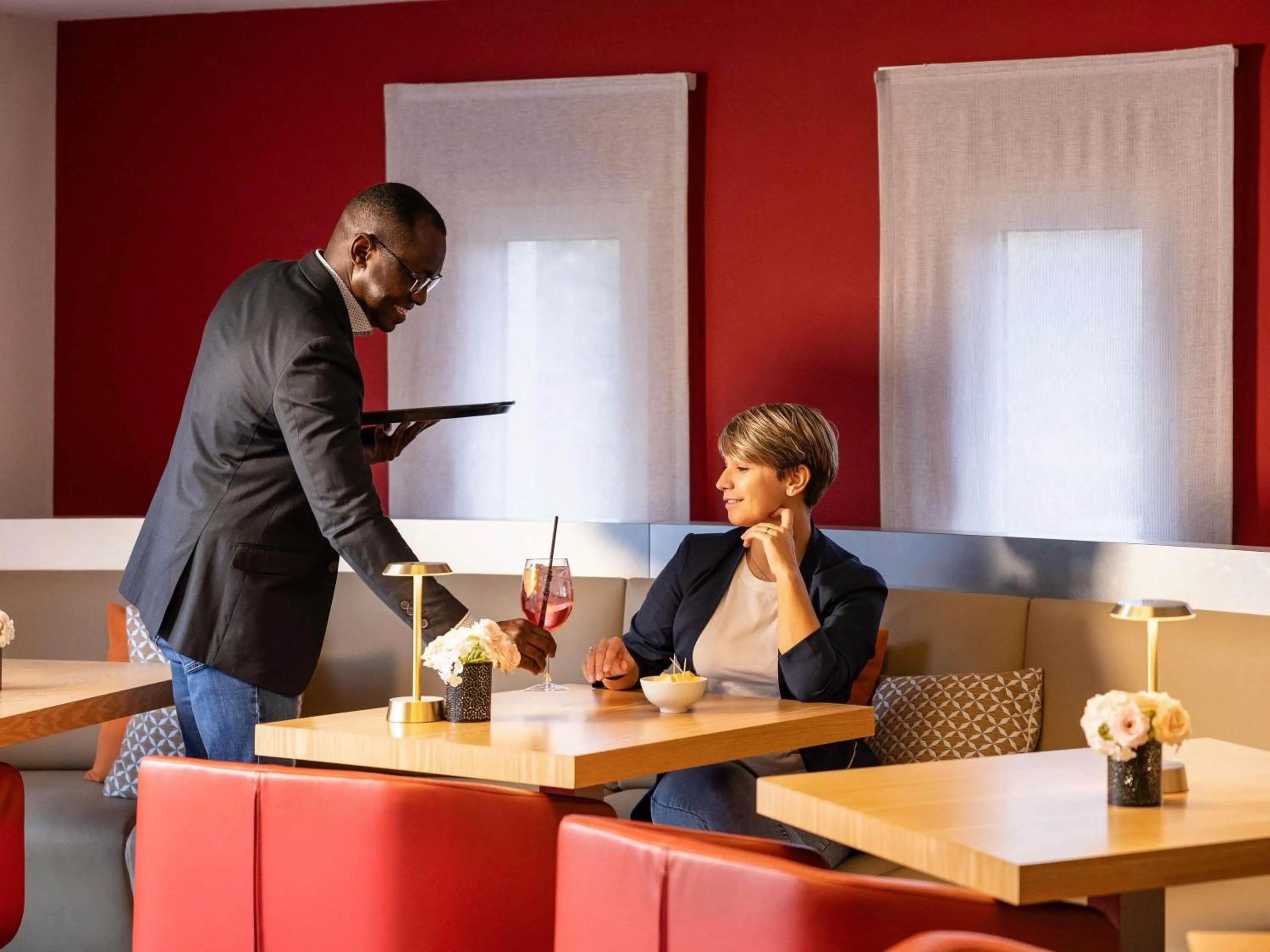 Lounge or bar in Novotel Brussels Airport