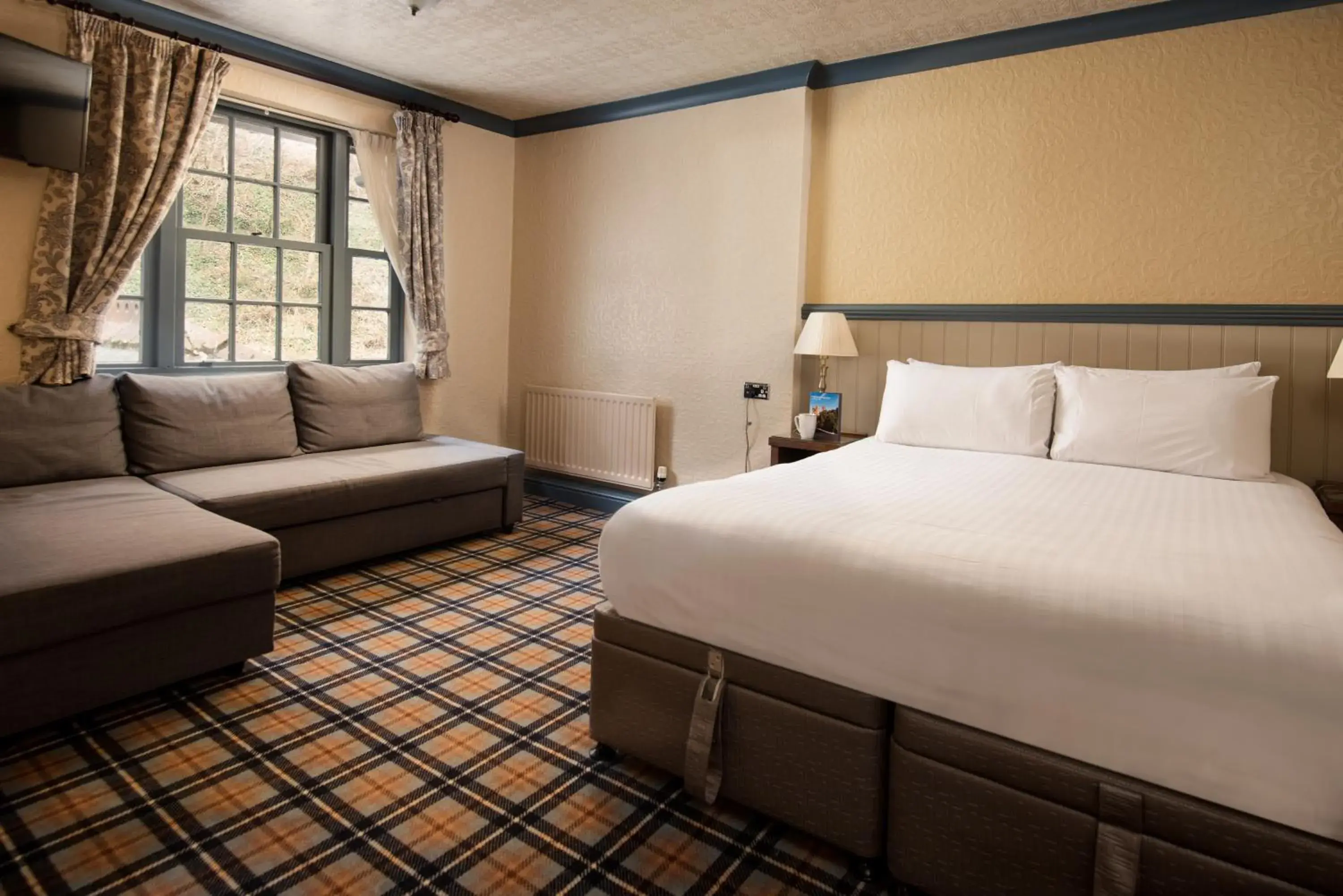 Family room for 3 with either single or sofa bed - single occupancy in The Kingslodge Inn - The Inn Collection Group Family room for 3 with either single or sofa bed - single occupancy in The Kingslodge Inn - The Inn Collection Group