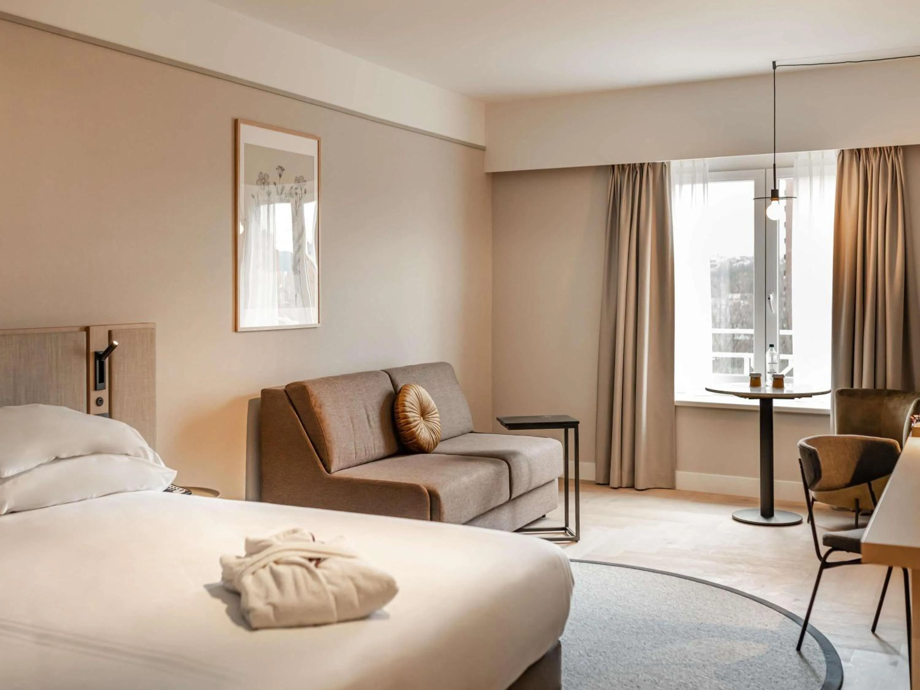 Bedroom, Bed in Mercure Liege City Centre